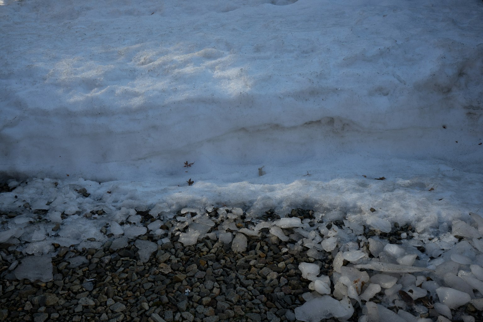 Section inférieure d'un paysage avec de la neige et des rochers