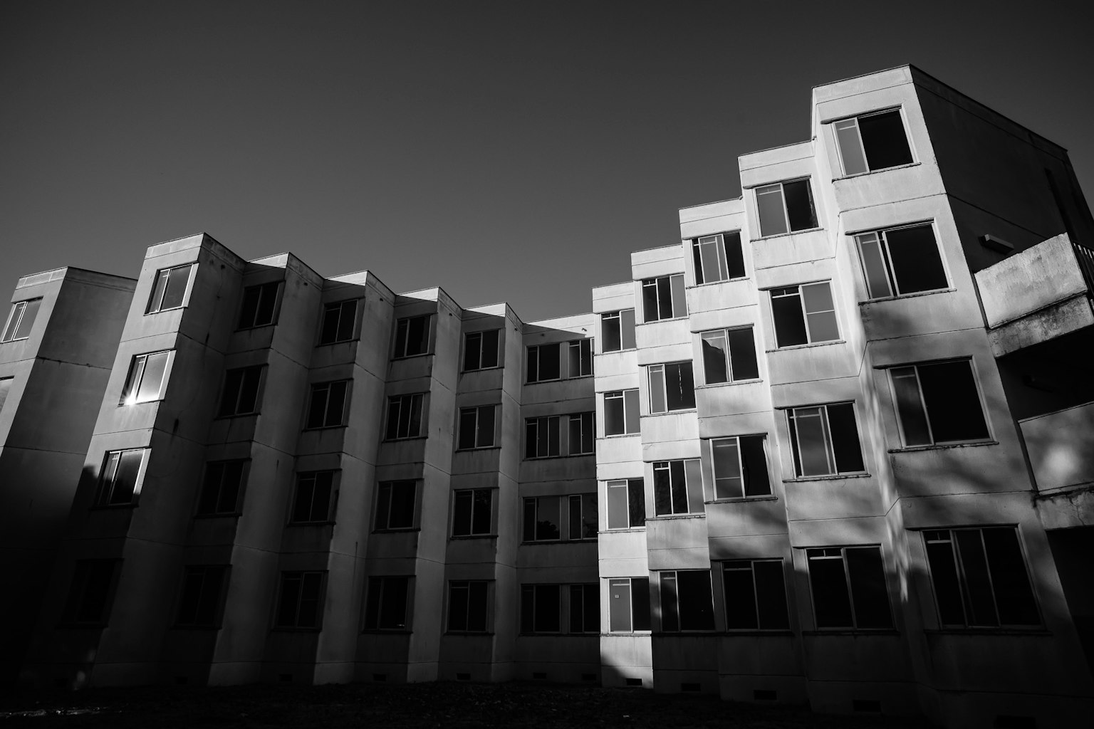 Bâtiment architectural moderne avec des formes géométriques uniques en noir et blanc