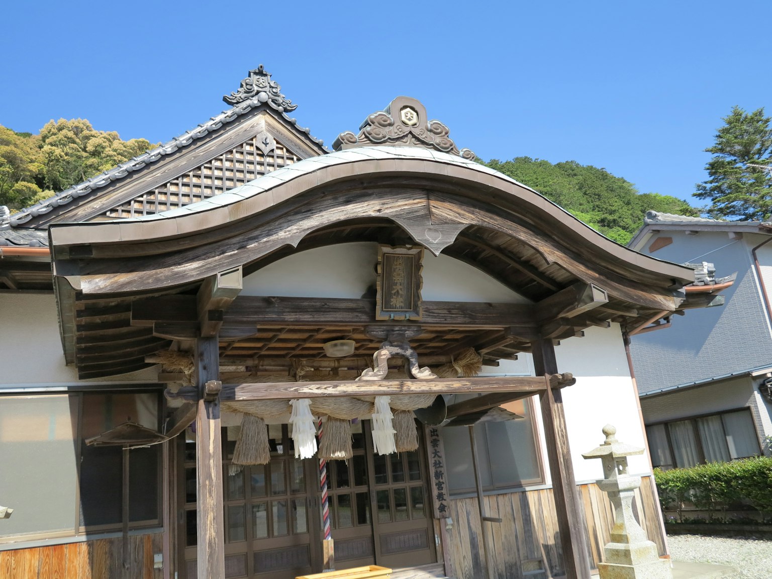 Traditionelles japanisches Architekturtor mit blauem Himmel im Hintergrund