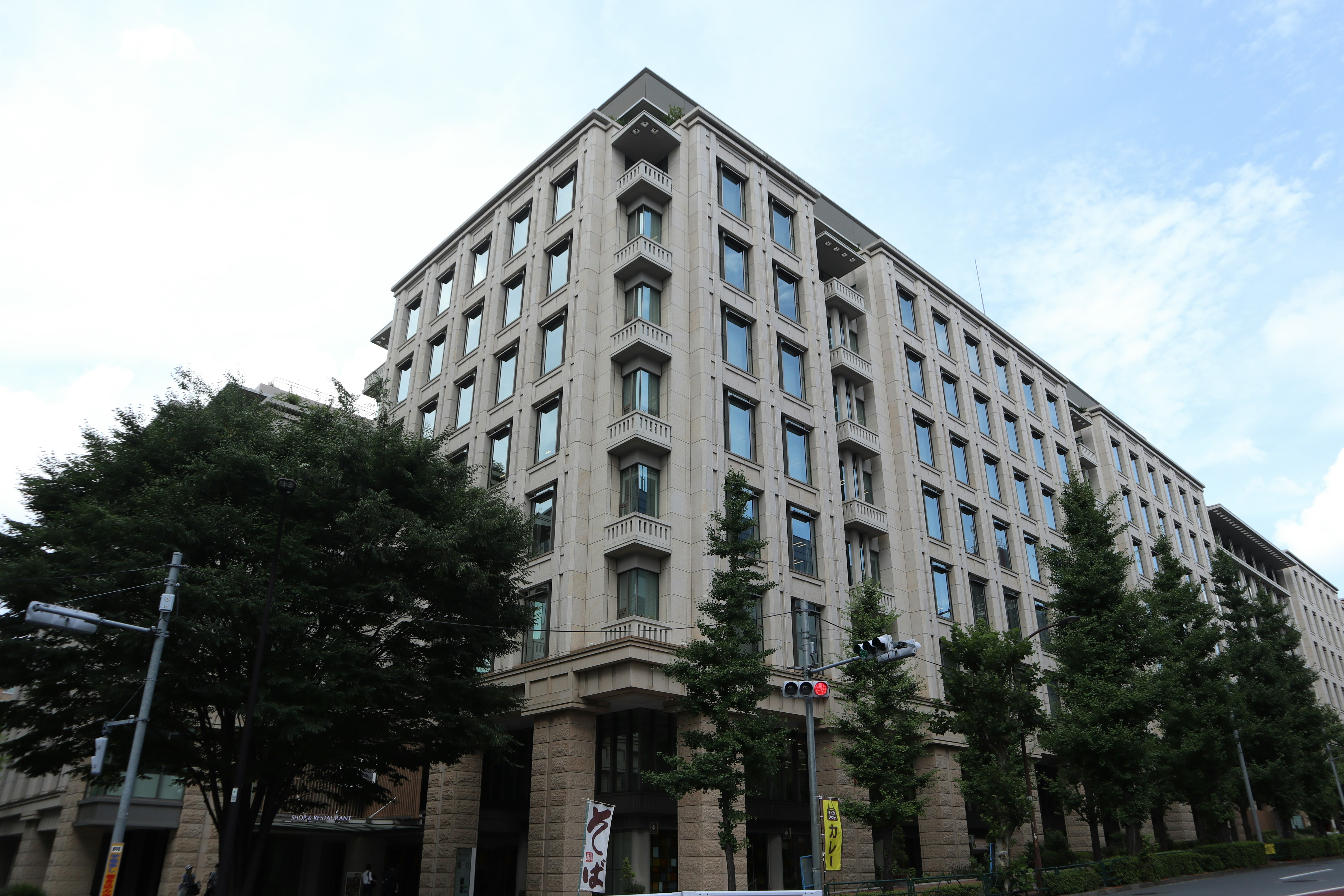 並木のある大きな建物の外観