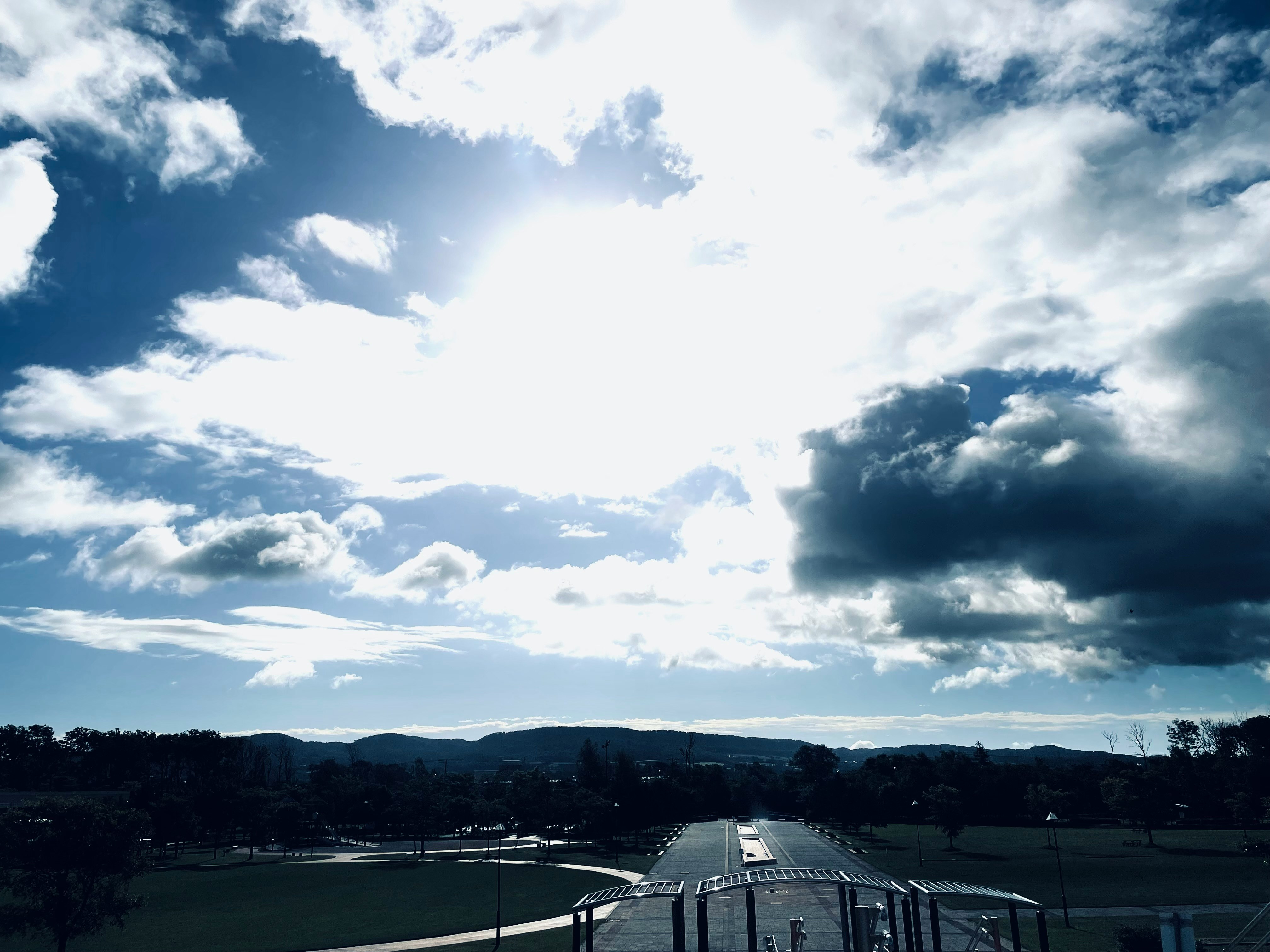 秋晴れの朝の雲が広がる空と田園の風景