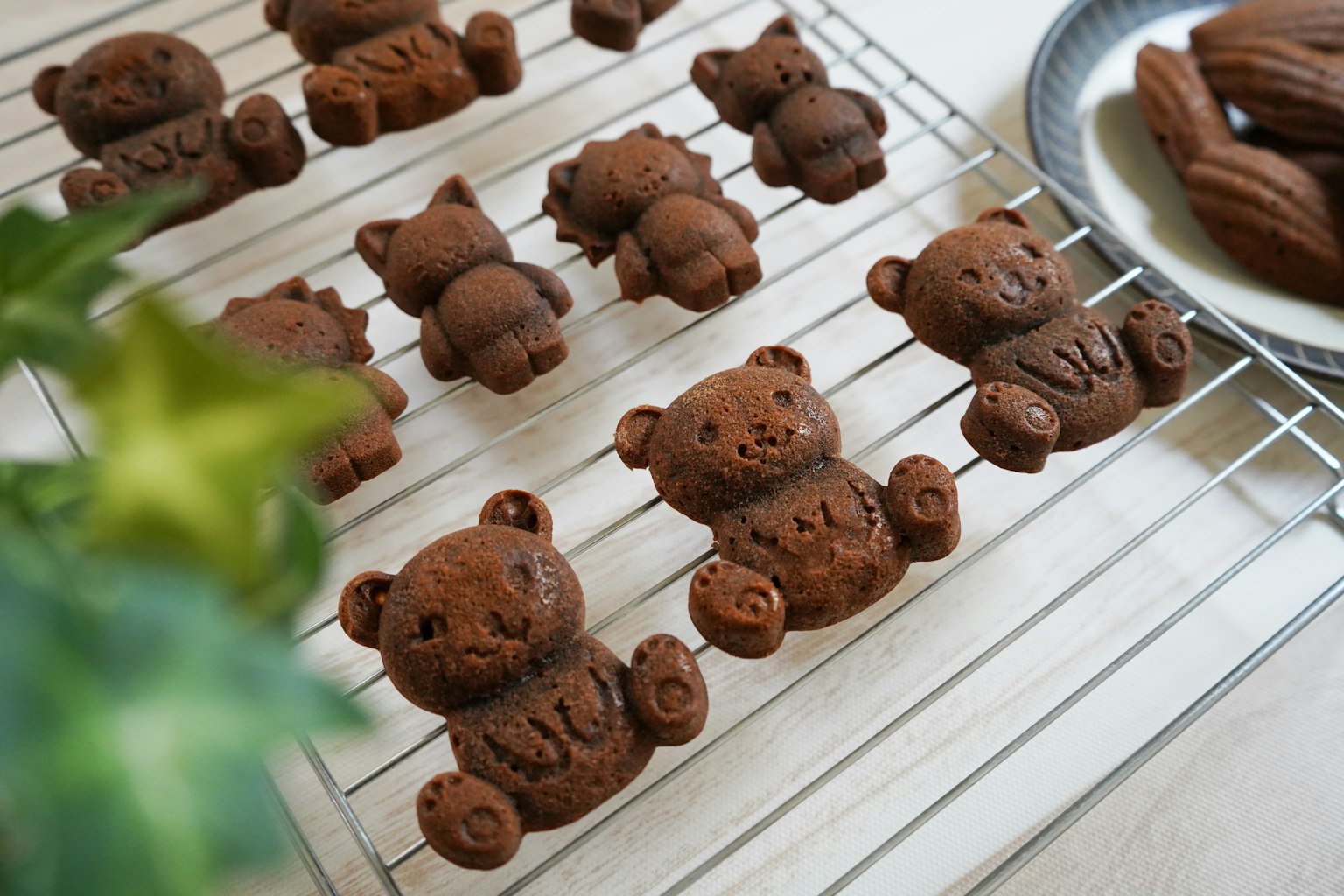 Un plateau de biscuits en chocolat en forme d'ours refroidissant sur une grille