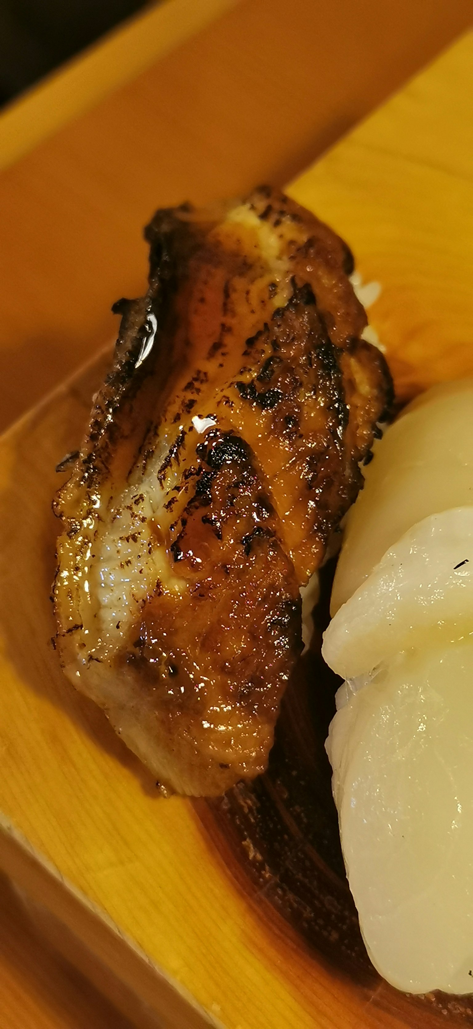 木盤上的烤魚片和白色食材