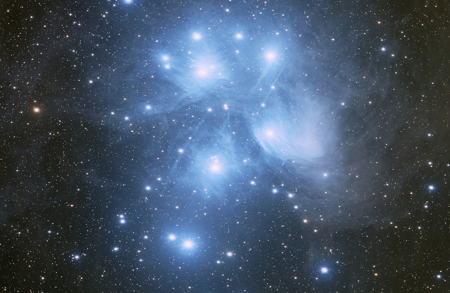 星團的圖像，具有藍色星星和模糊氣體