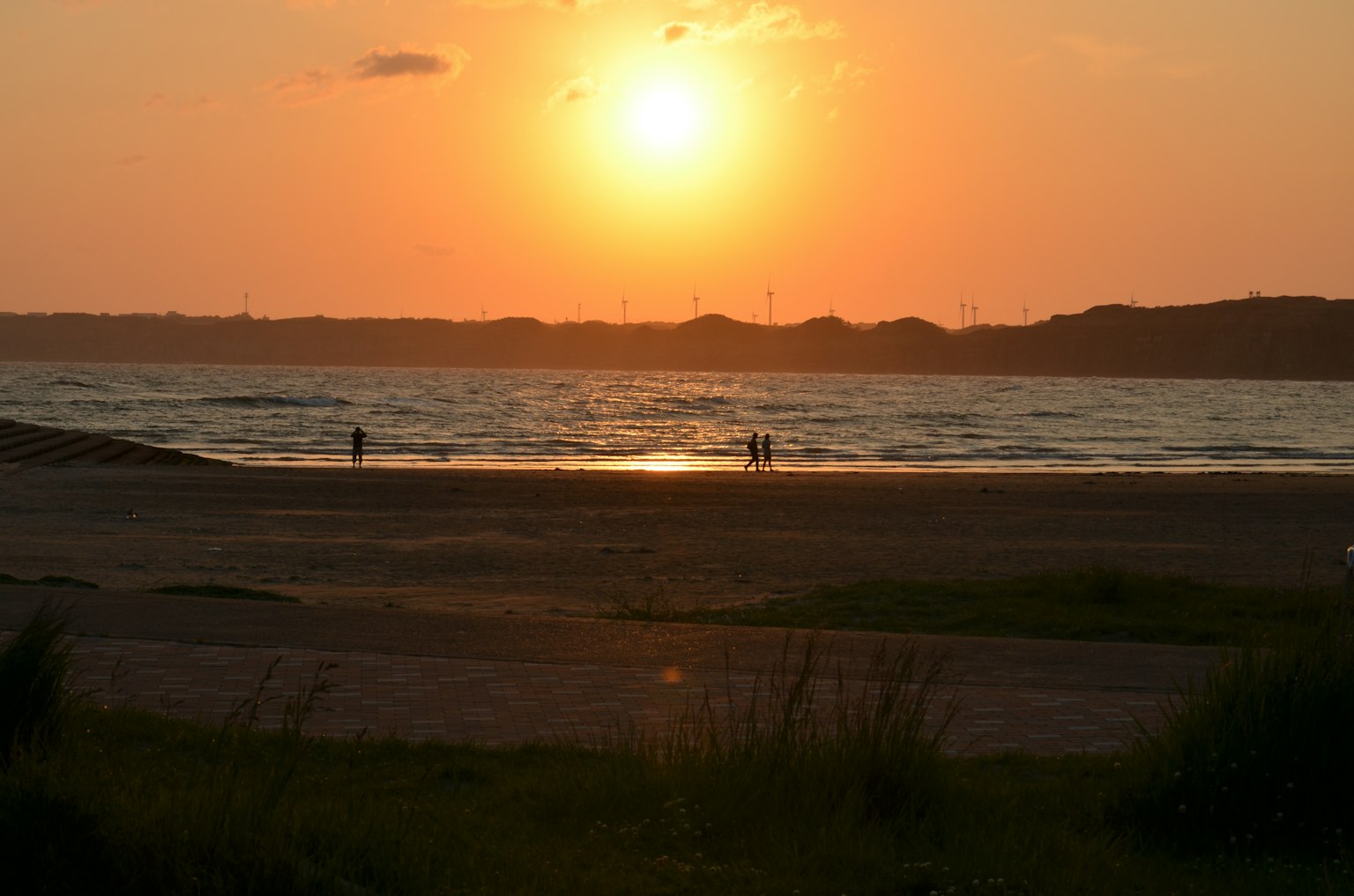 Hermoso atardecer sobre el océano con una playa tranquila