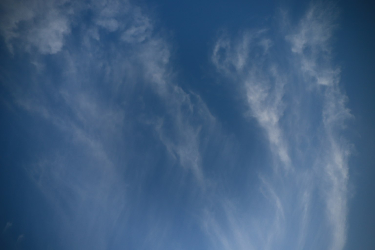 Nuvole sottili che fluiscono in un cielo blu