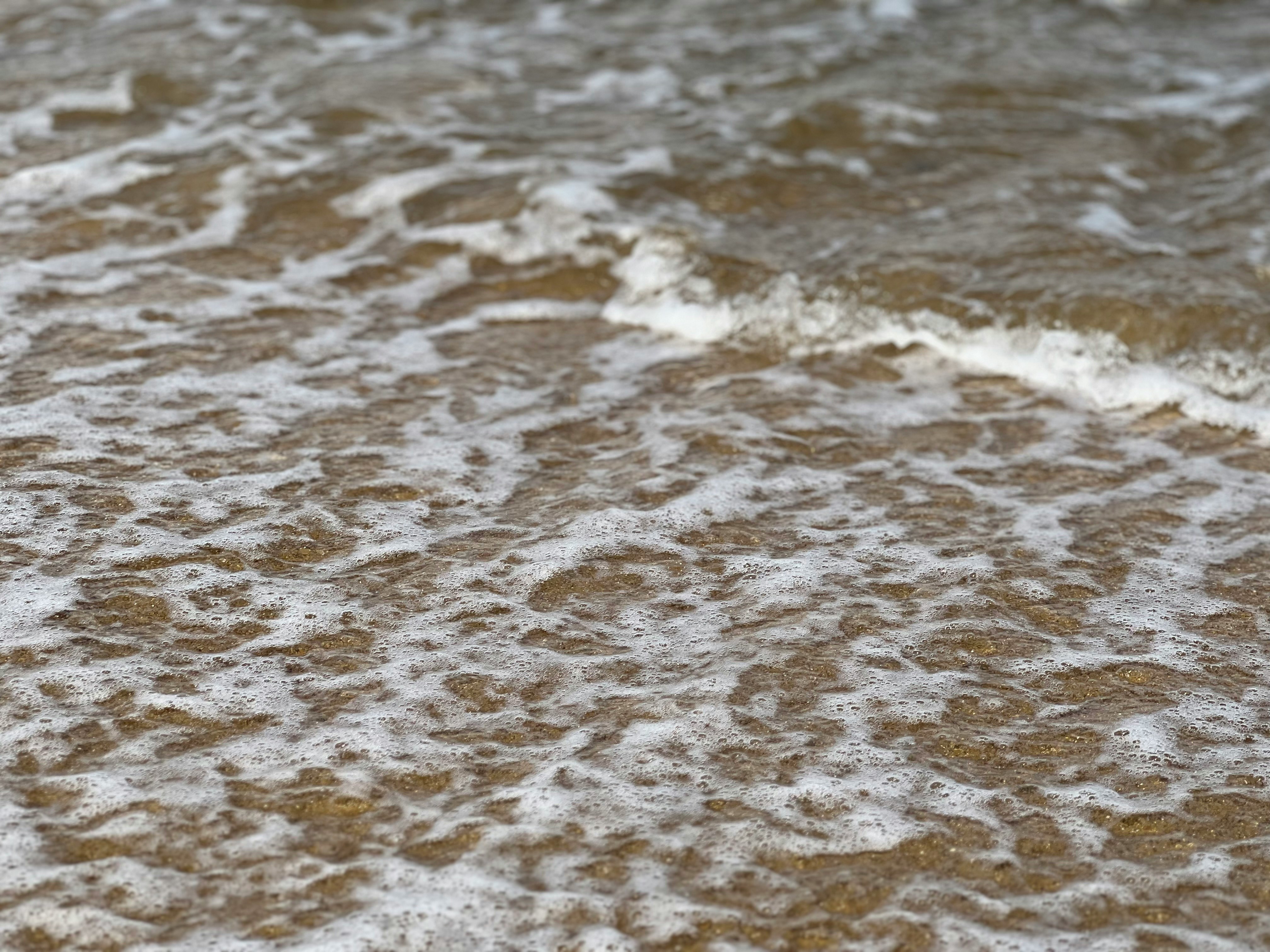 schaumige, wellige Wasseroberfläche