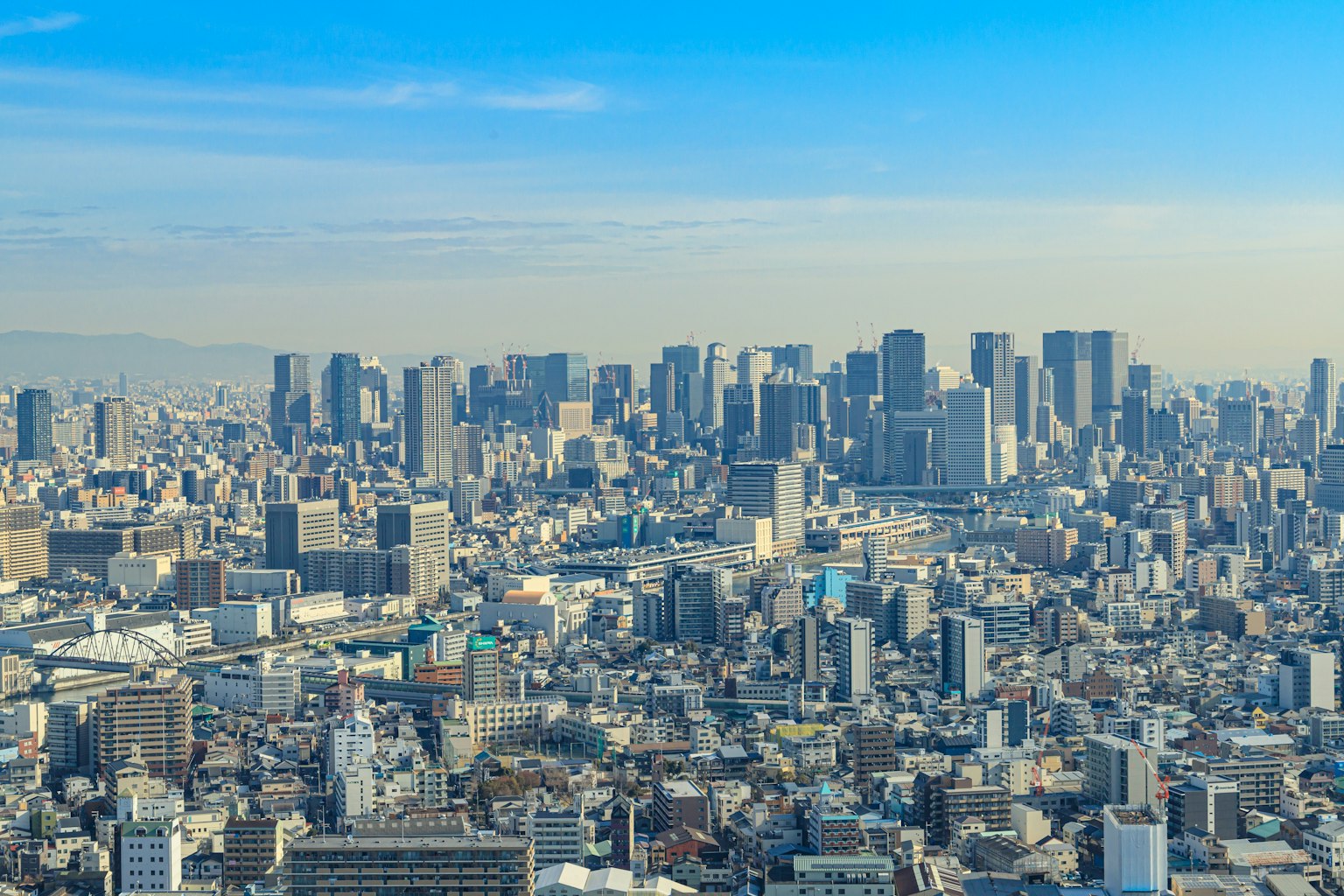 Vista panorámica del horizonte de Tokio con rascacielos y cielo azul claro
