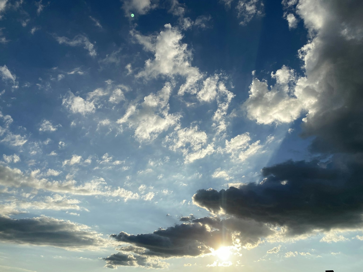 Bellissimo cielo blu con nuvole bianche e sole che brilla tra le nuvole