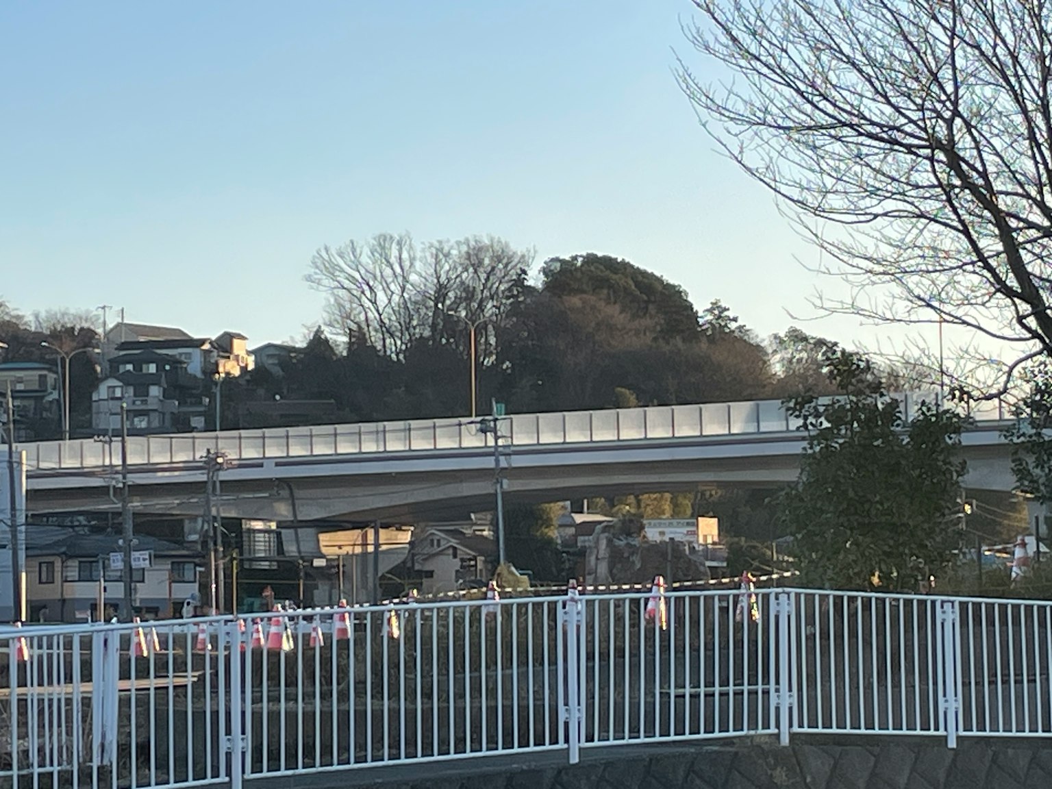 Foto, die eine Brücke und die umliegende Landschaft einfängt