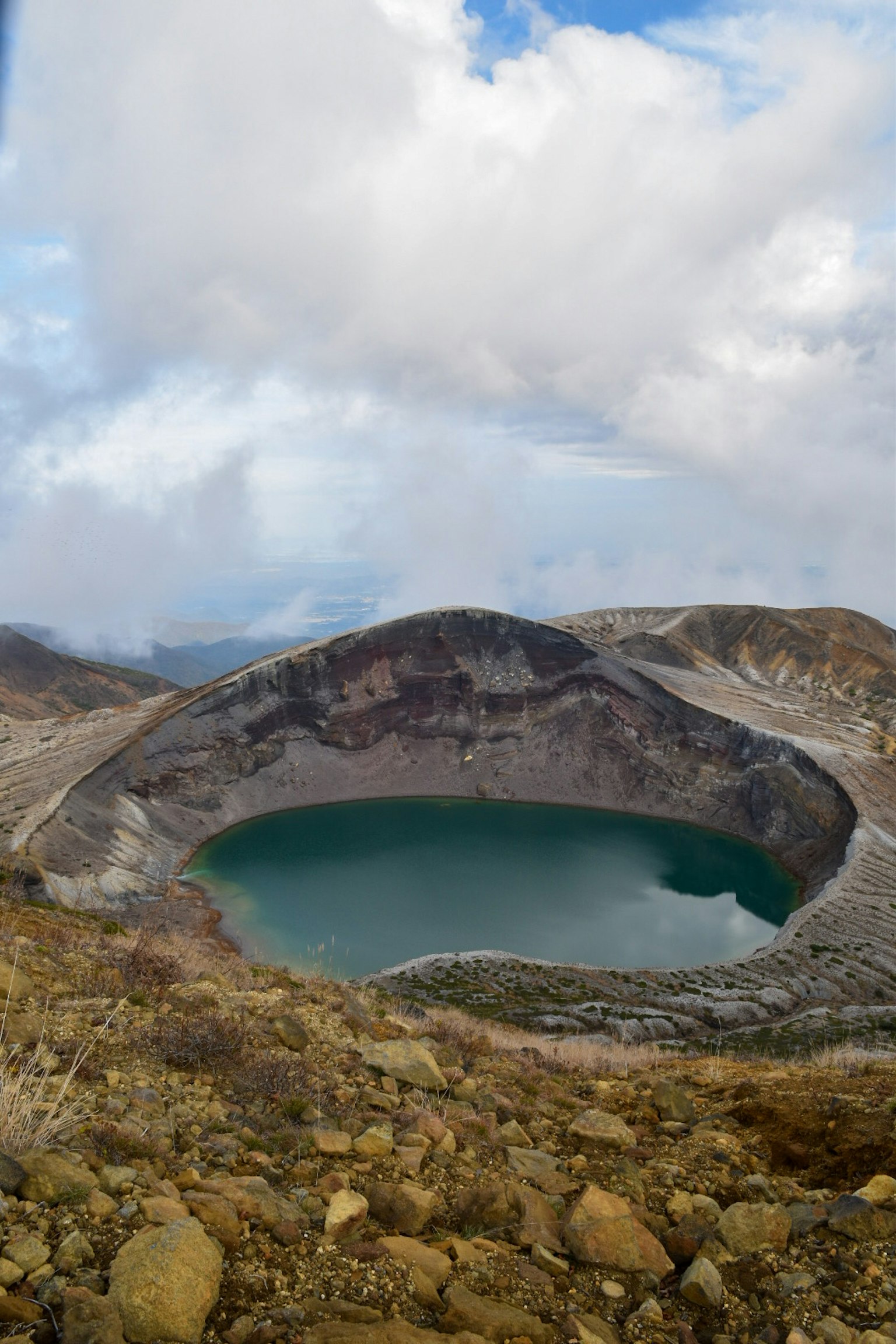 風景如畫的火山口湖被群山環繞