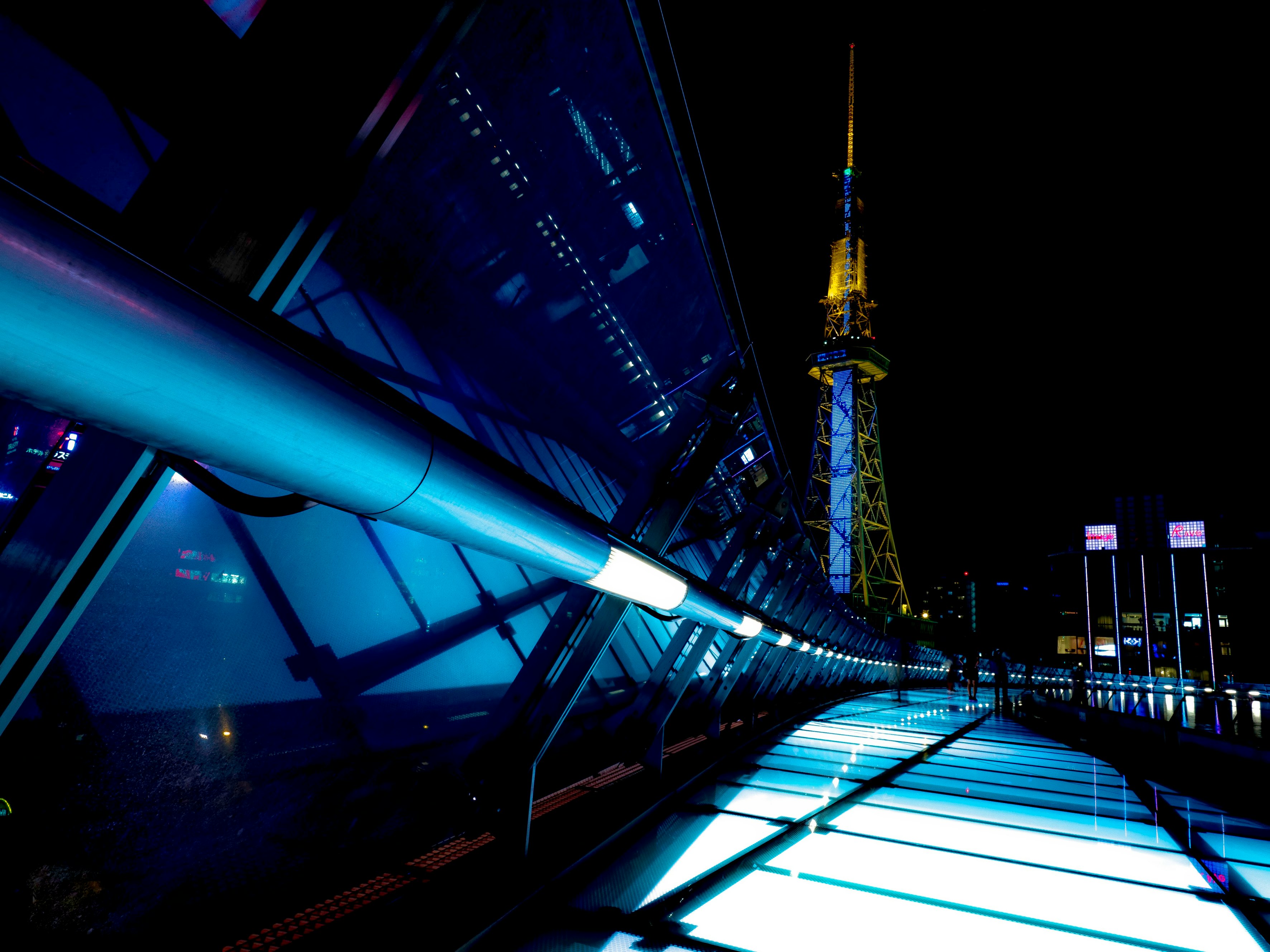 オアシス21のテレビ塔と手摺の夜景