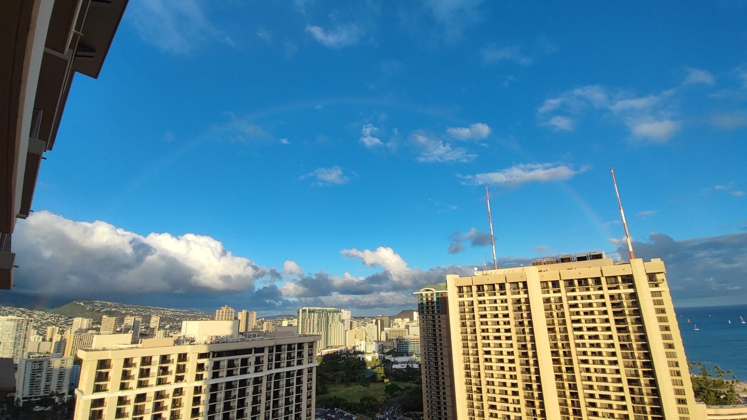 夏威夷城市風景藍天和雲朵高樓大廈