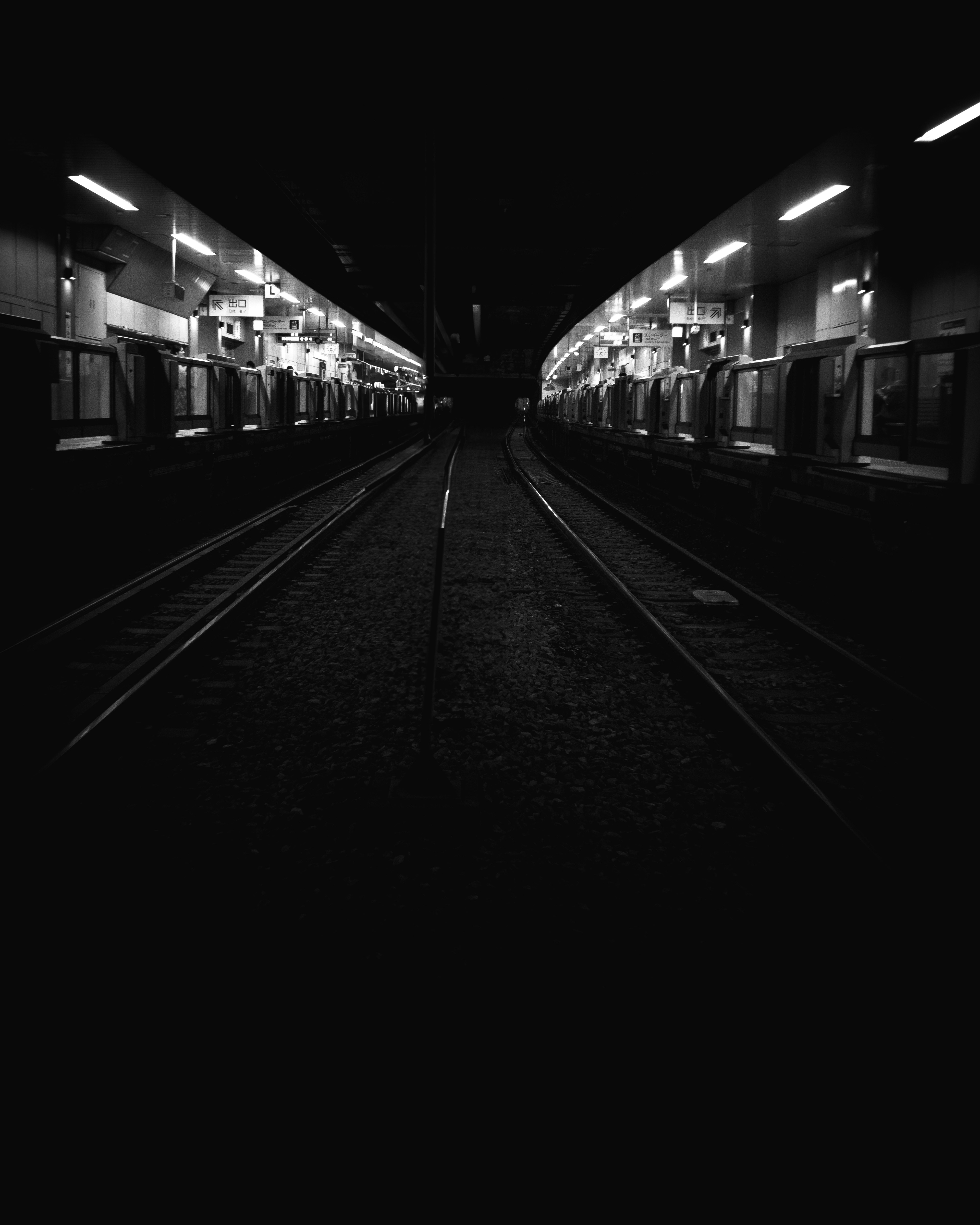 夜晚地铁隧道的铁轨与站台灯光