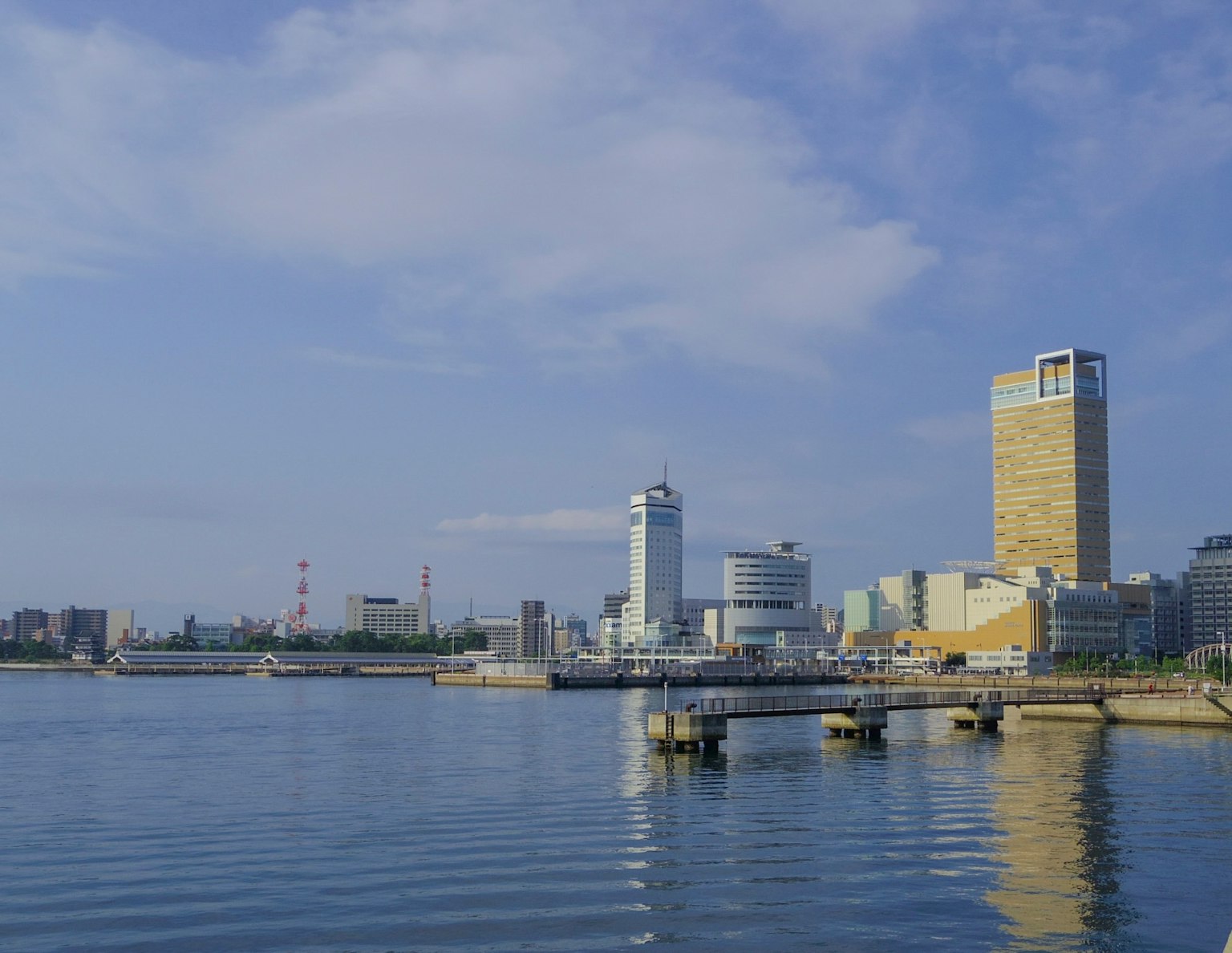 海に面した都市の風景 高層ビルと穏やかな水面