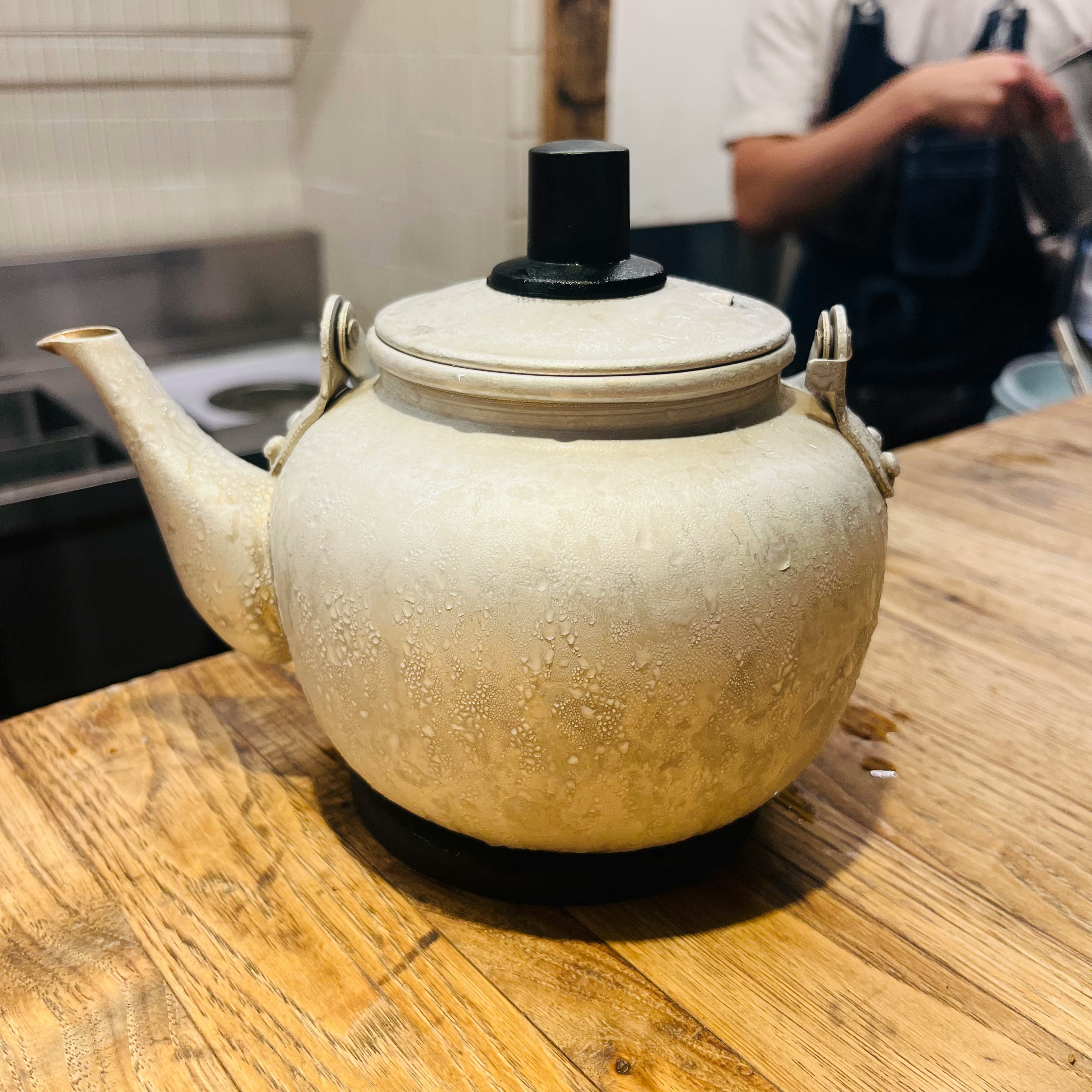 木桌上的白色电热水壶