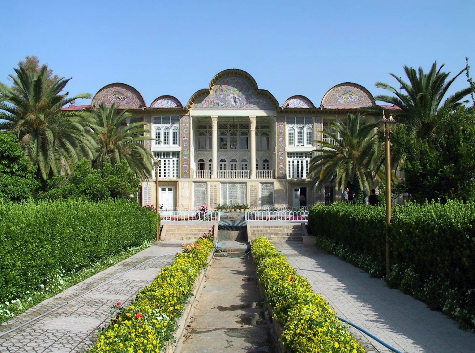 Bâtiment historique entouré d'un beau jardin
