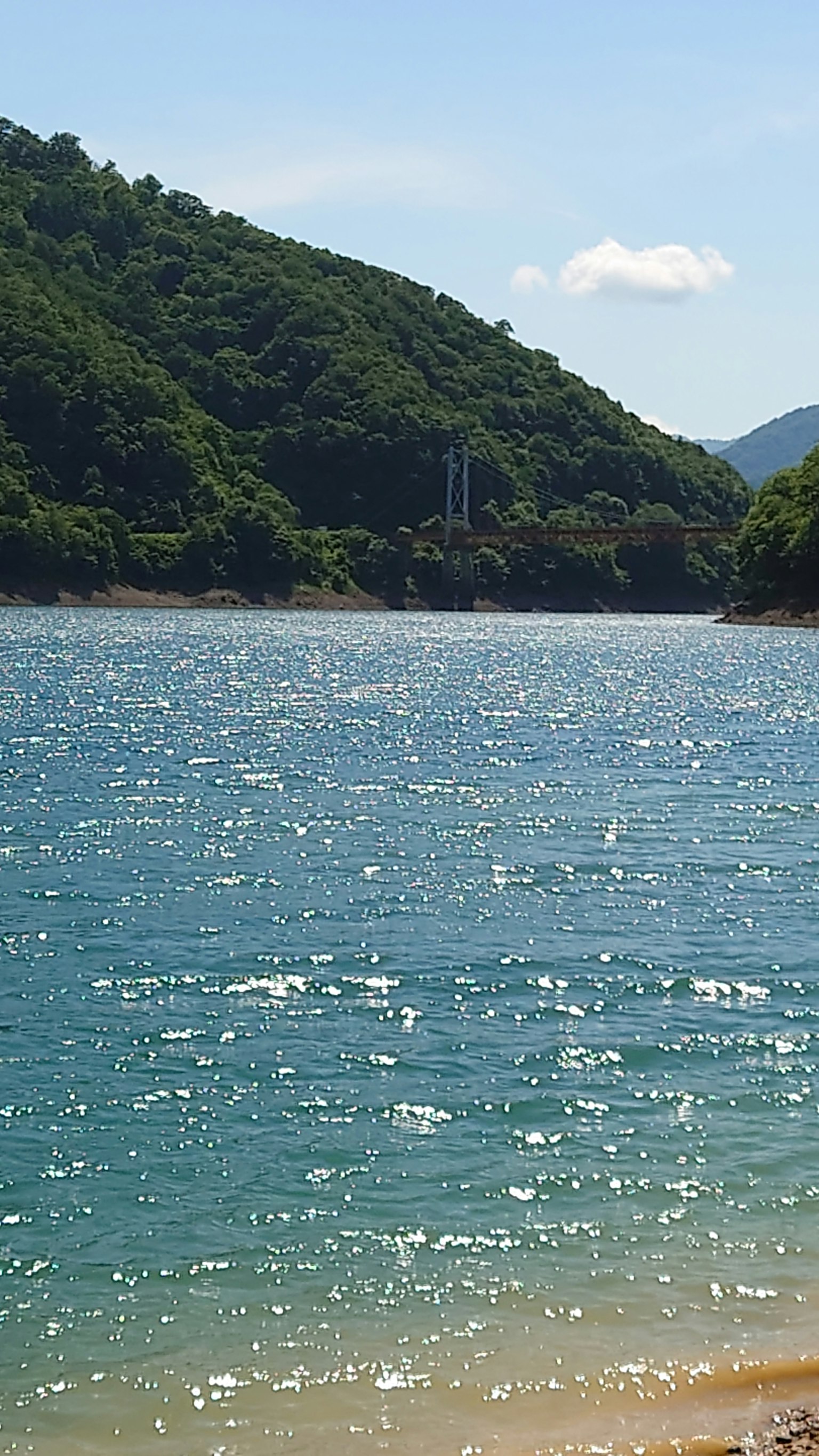 Schöne Seelandschaft mit schimmerndem blauen Wasser