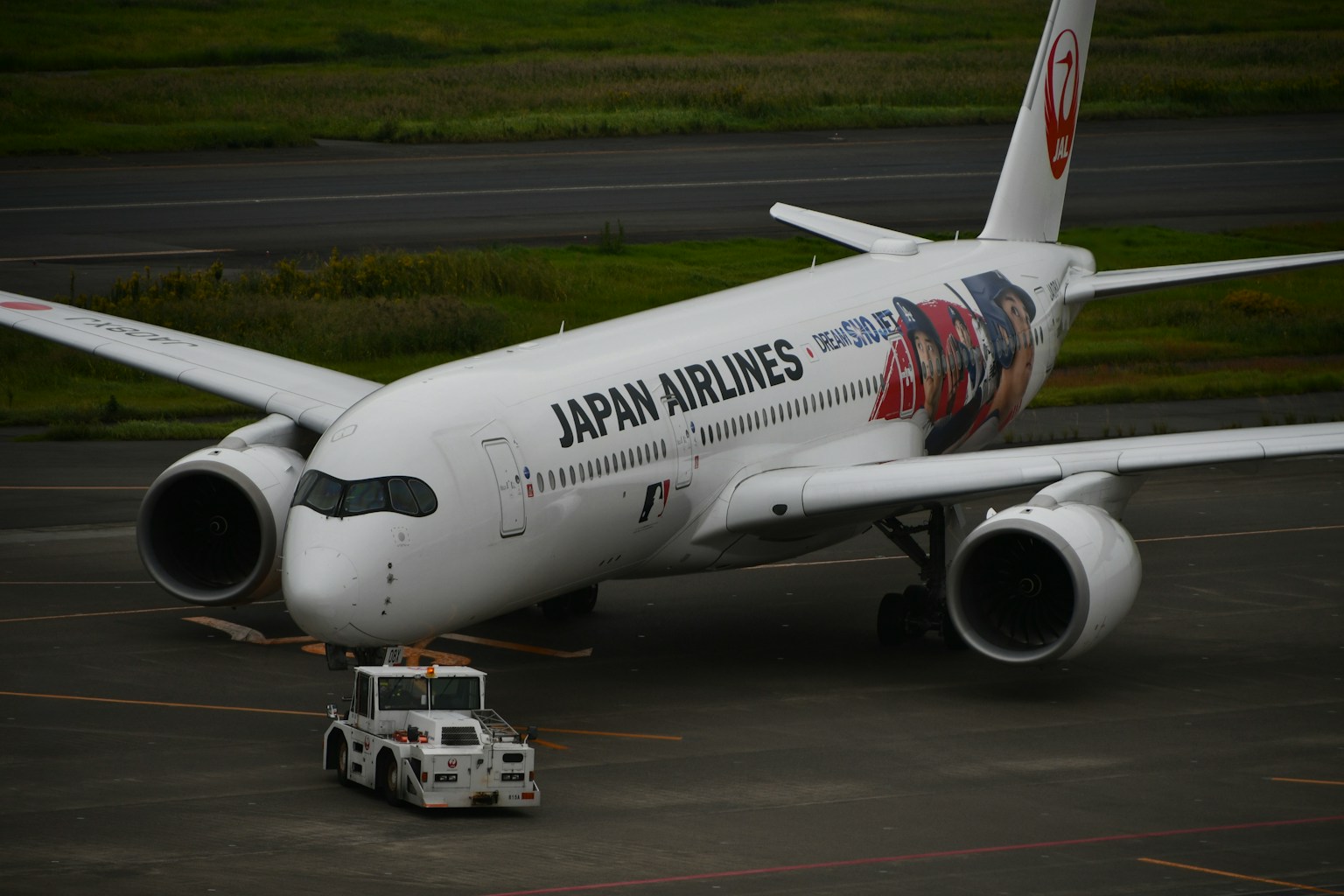 日本航空的飞机停在机场跑道上
