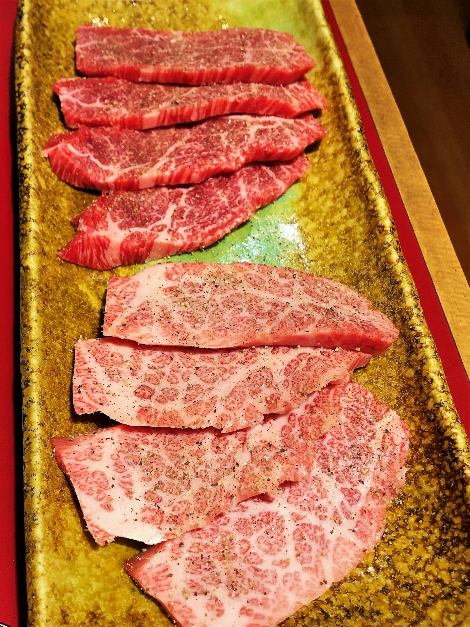 美麗擺放的和牛肉片在盤子上