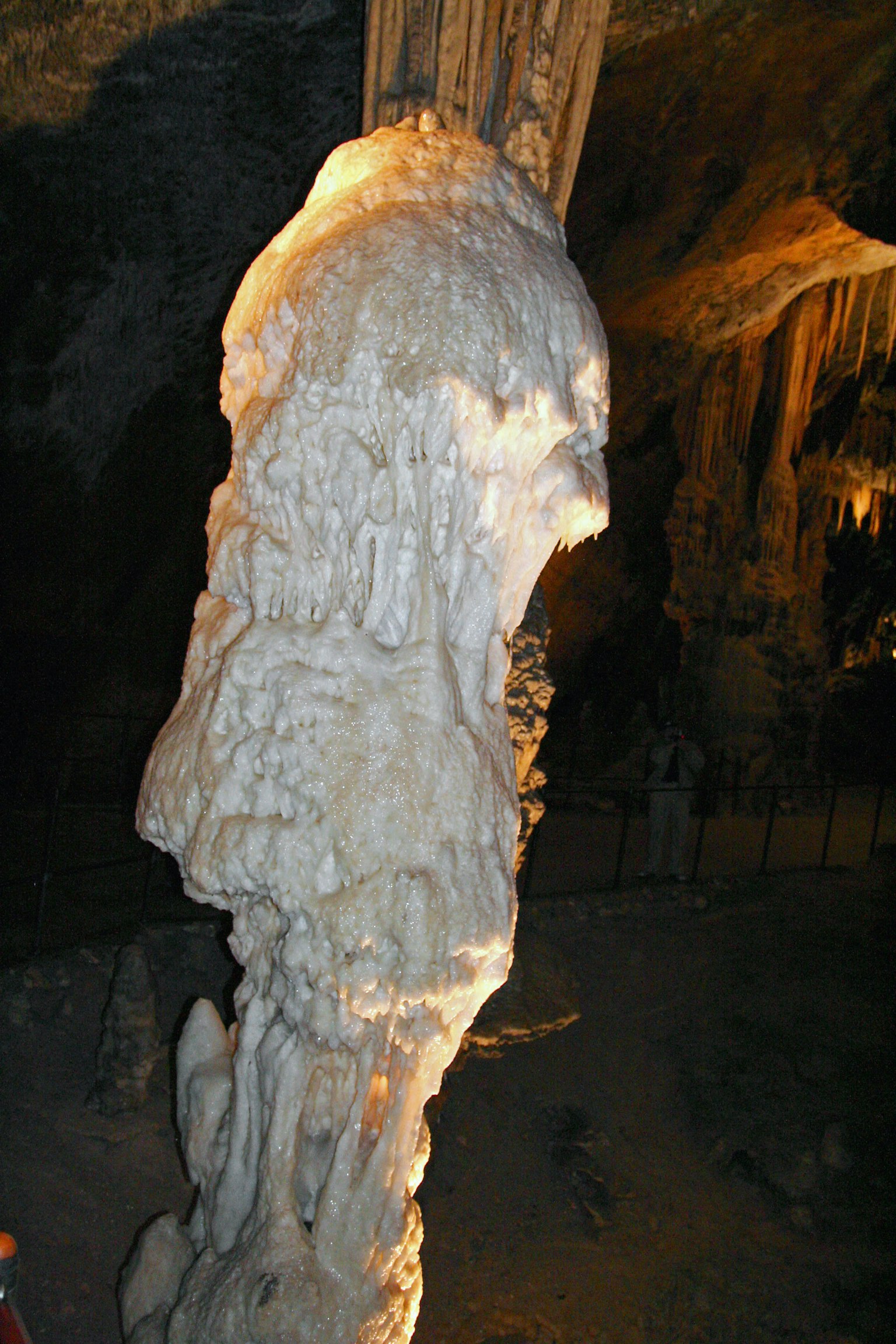 Große Stalagmiten in einer Höhle mit einzigartiger Form