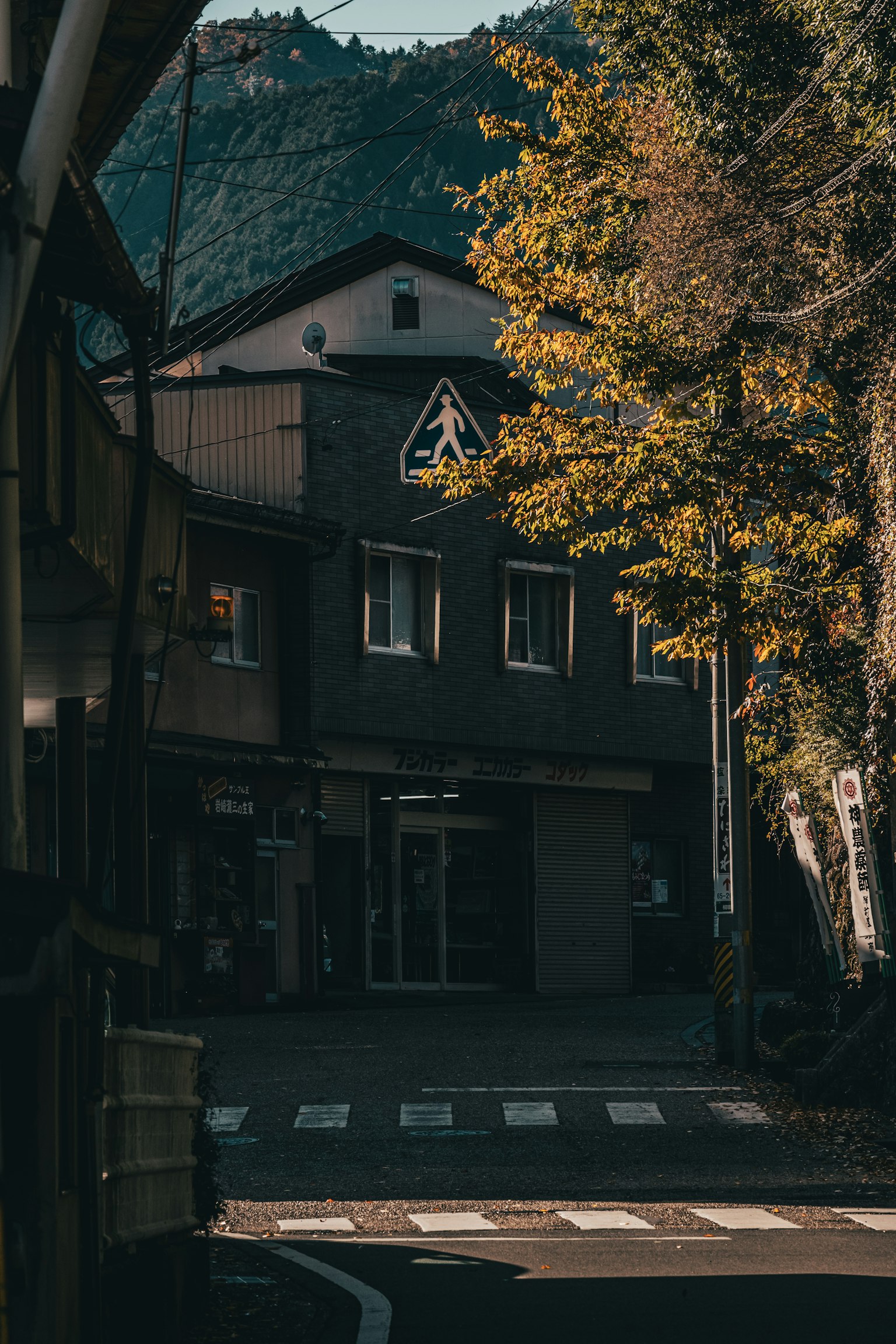 街景，背景為山脈和秋葉的老建築