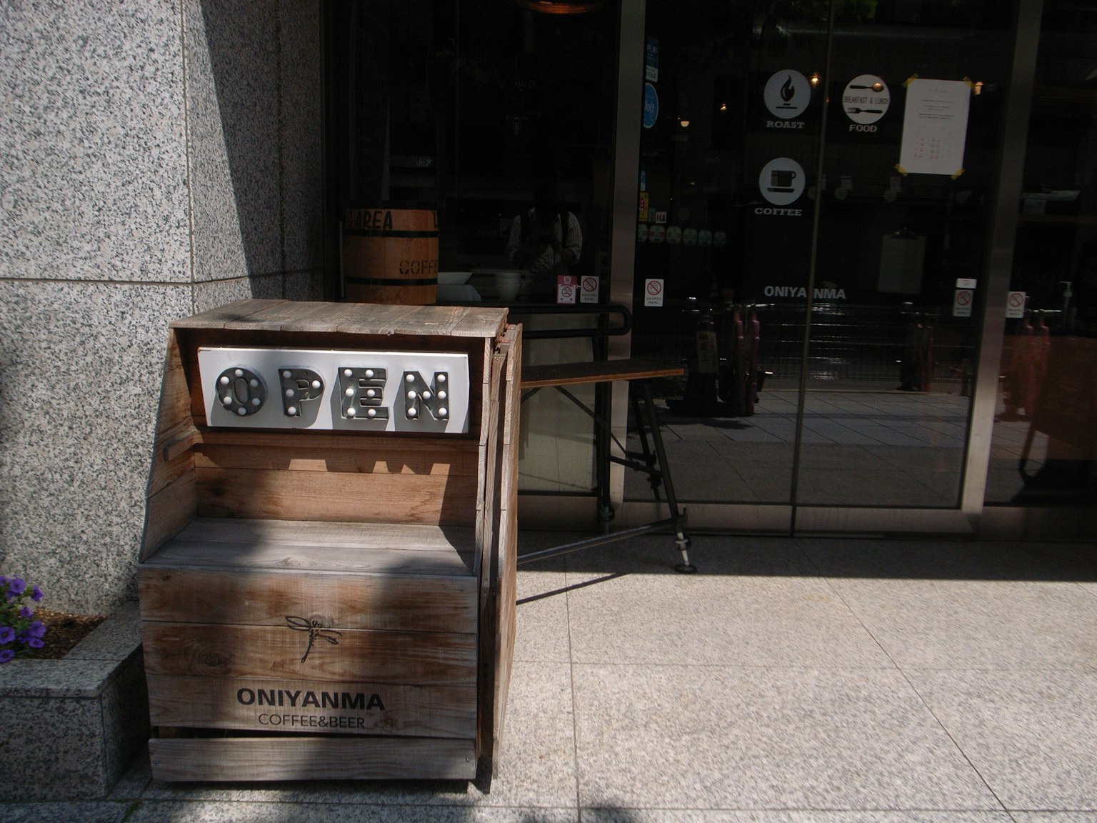 一個放在商店入口處的木製垃圾桶