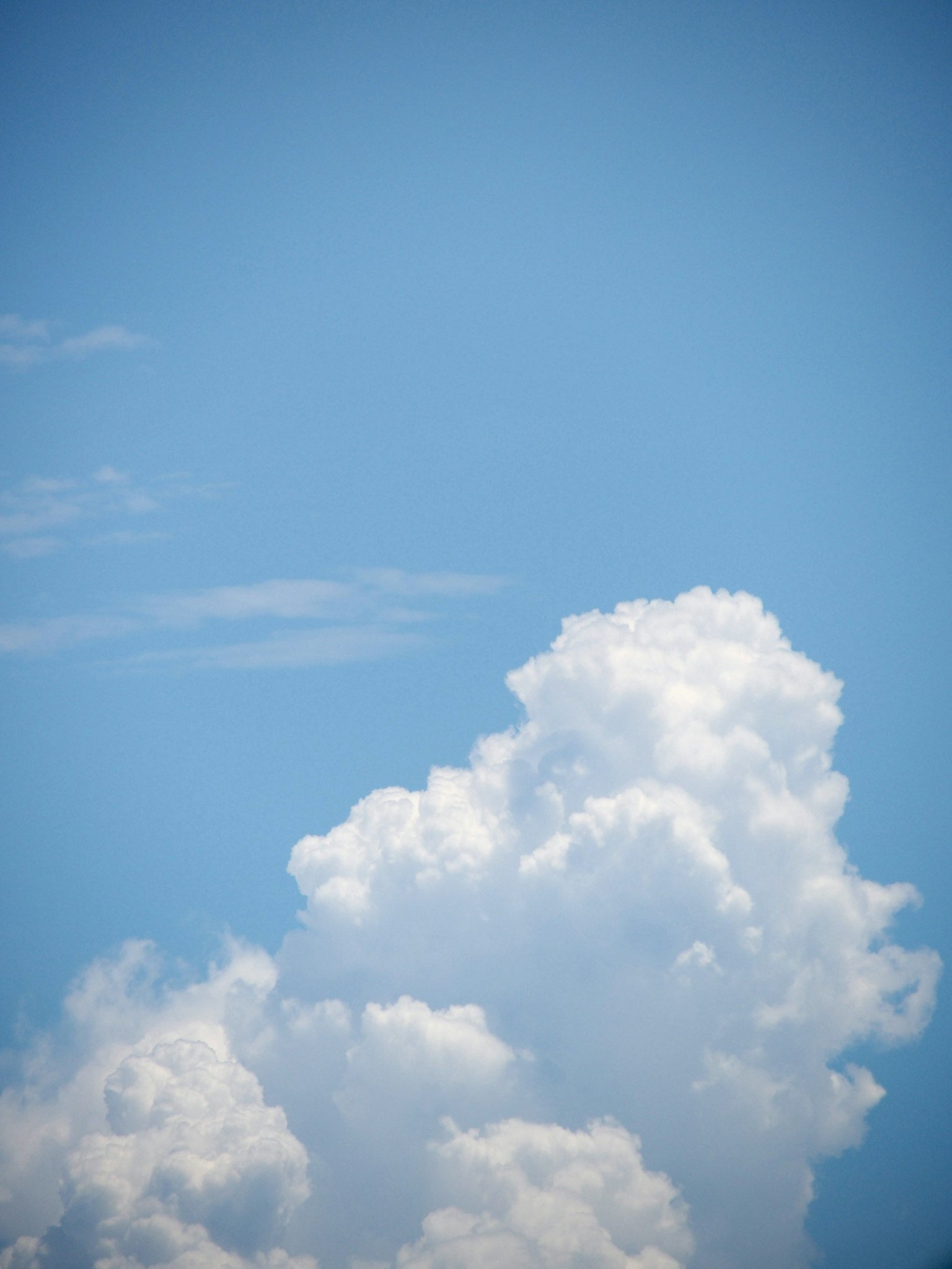 Nuvole bianche soffici su uno sfondo azzurro
