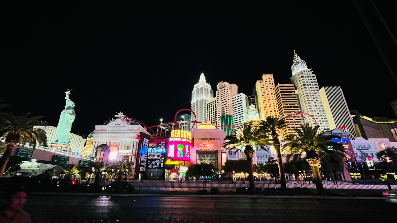 夜间拉斯维加斯明亮的天际线，摩天大楼和自由女神像