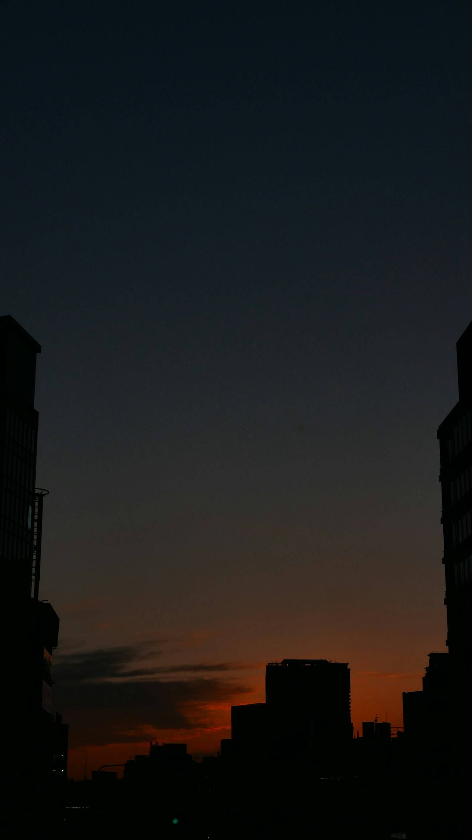 夕陽下建築物的輪廓