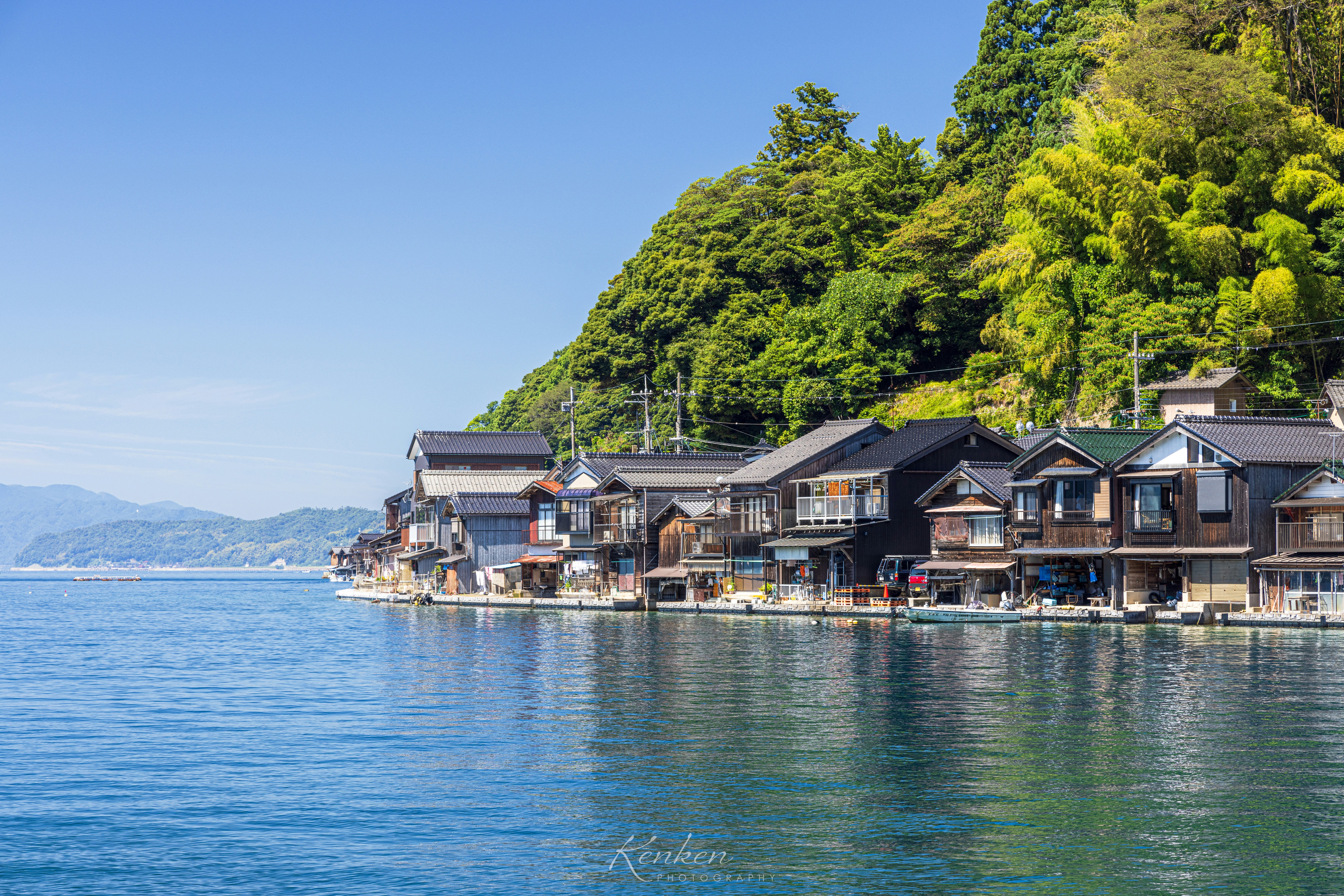 湖畔に並ぶ家々と穏やかな水面の景色