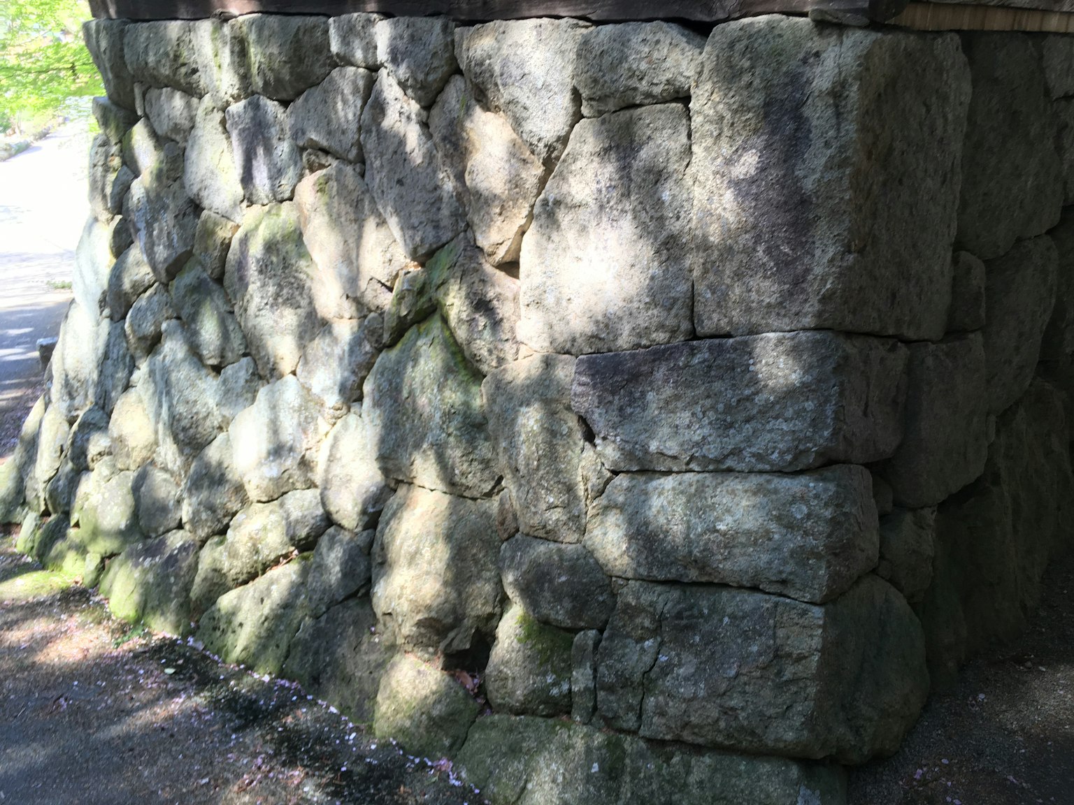 Muro de piedra con sombras proyectadas por la luz natural