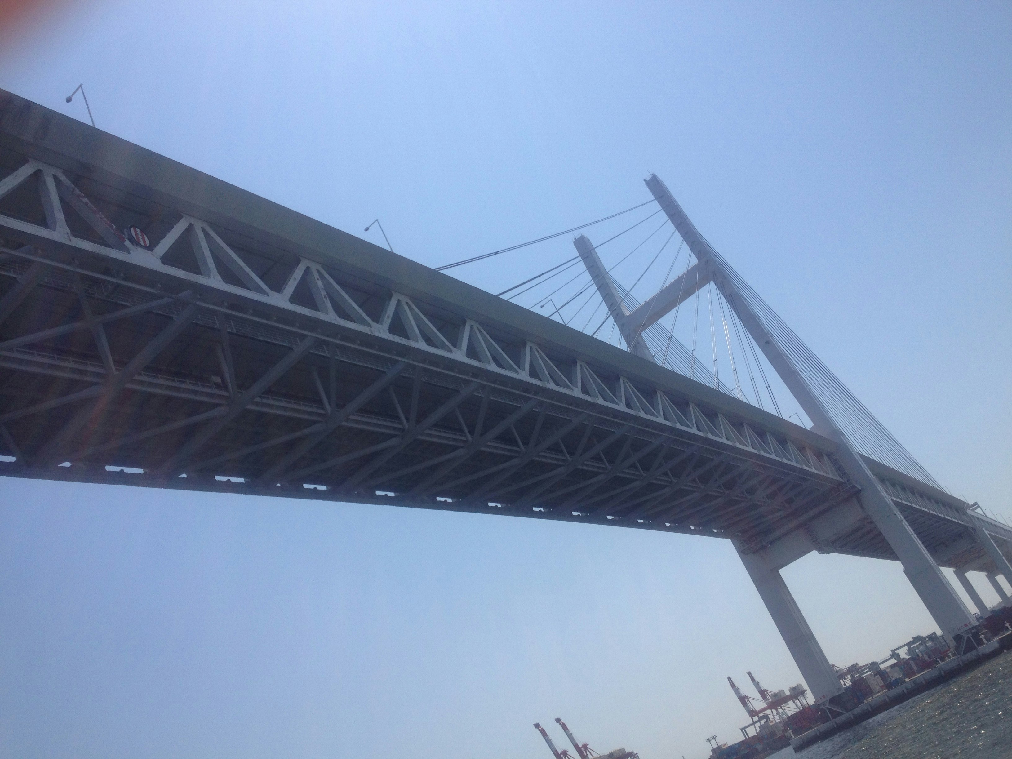 霧中的鋼桁架橋