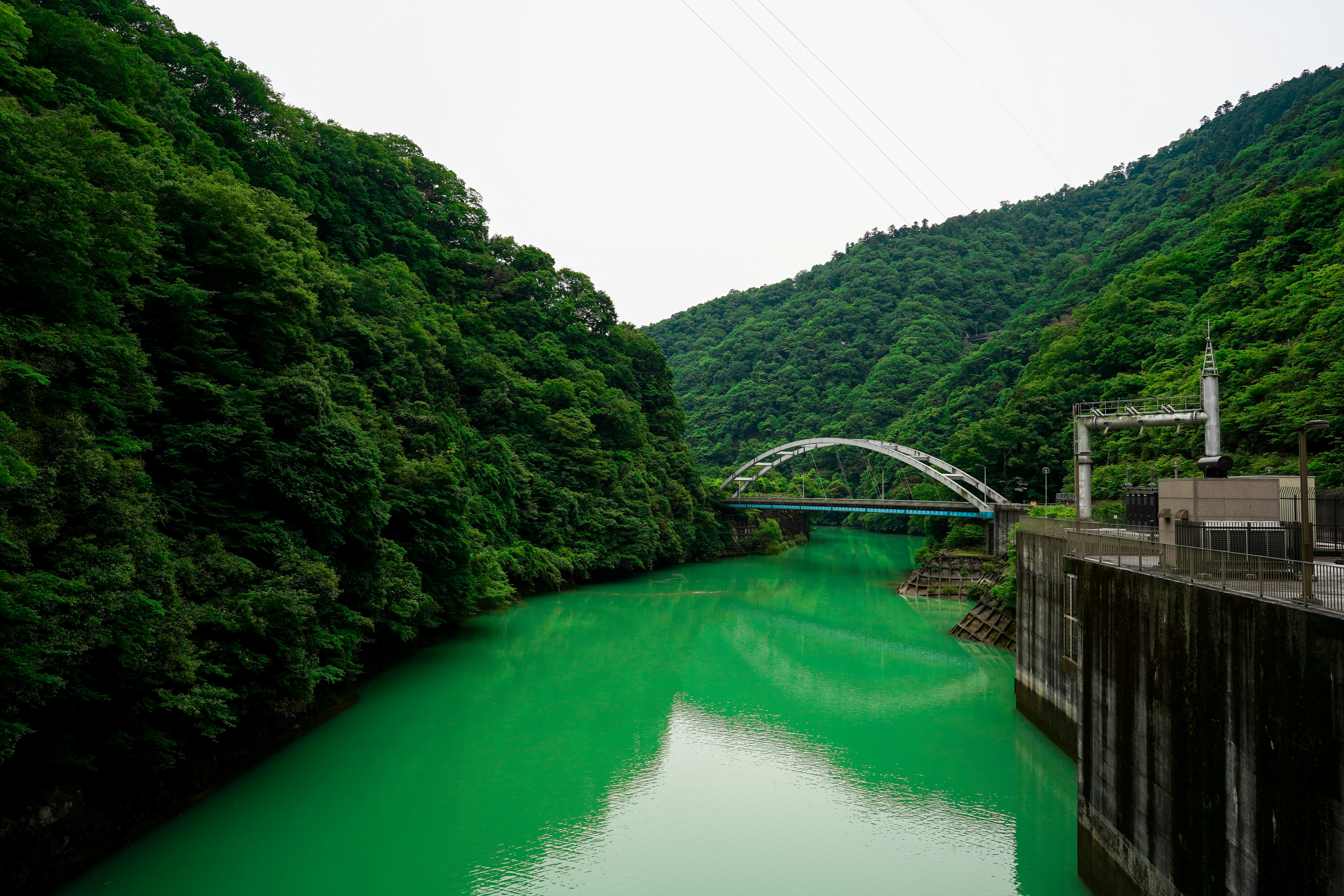 綠色河流與群山景觀，水壩風景