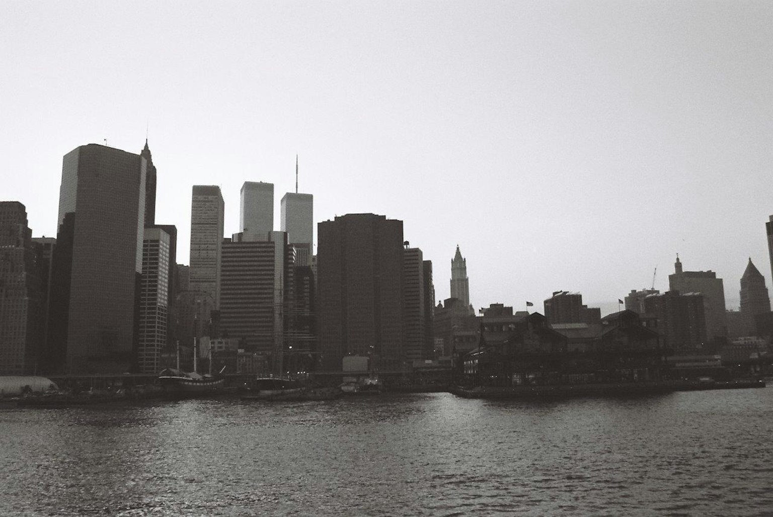 Monochrome Stadtsilhouette mit Wasserreflexion