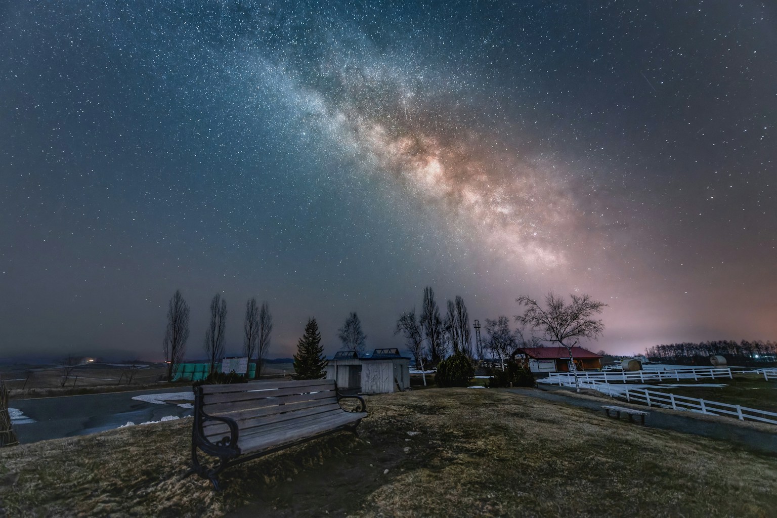 Malersiche Aussicht der Milchstraße über einer Bank an einem klaren Abend
