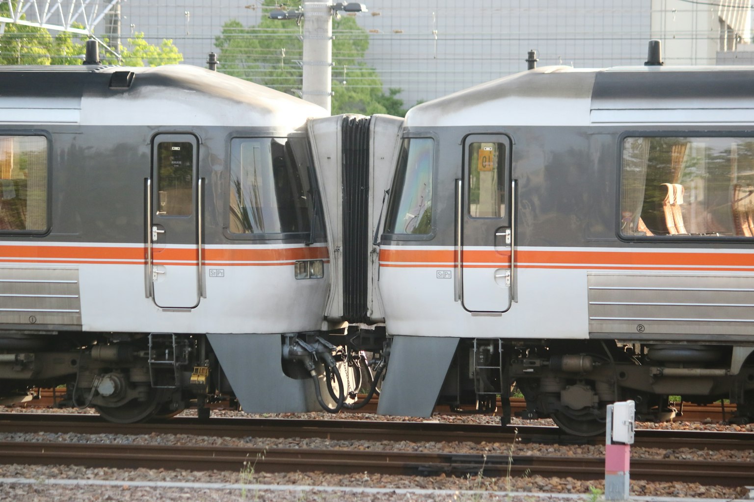 Zwei Züge verbinden sich auf Eisenbahnschienen