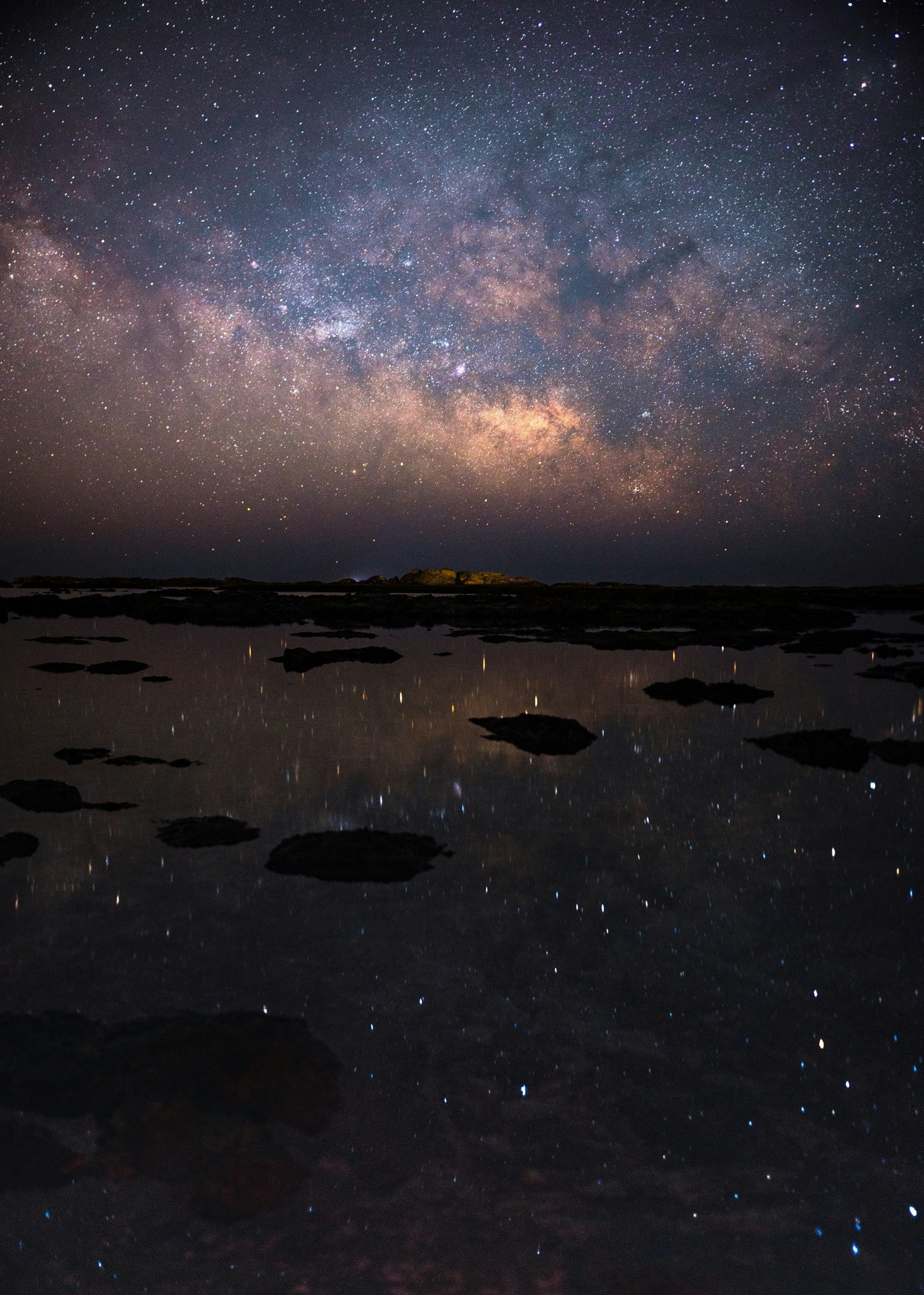 薄明の夜空に広がる天の川と水面のリフレクションの星景