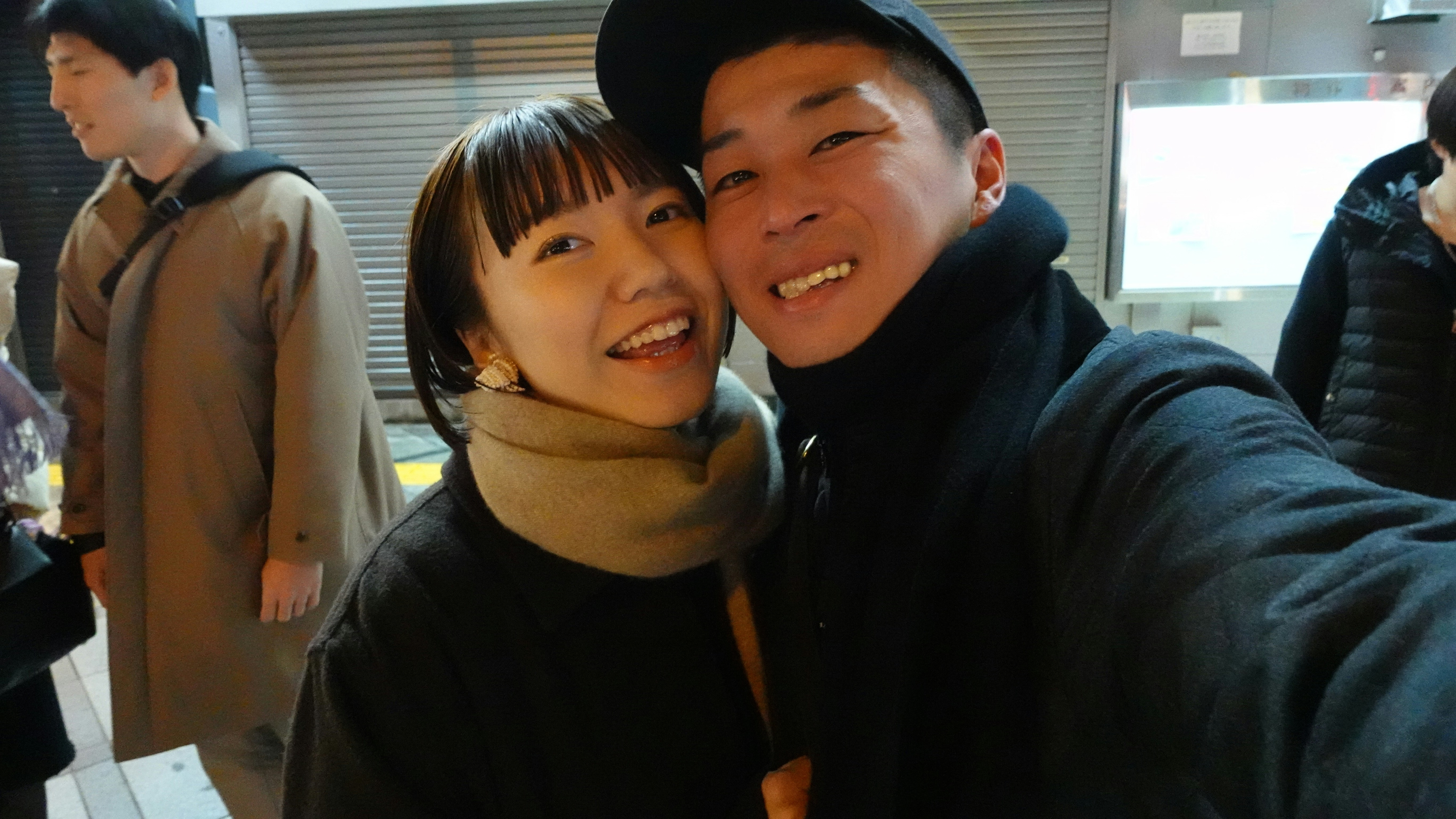 自撮りで寄り添うカップルの笑顔