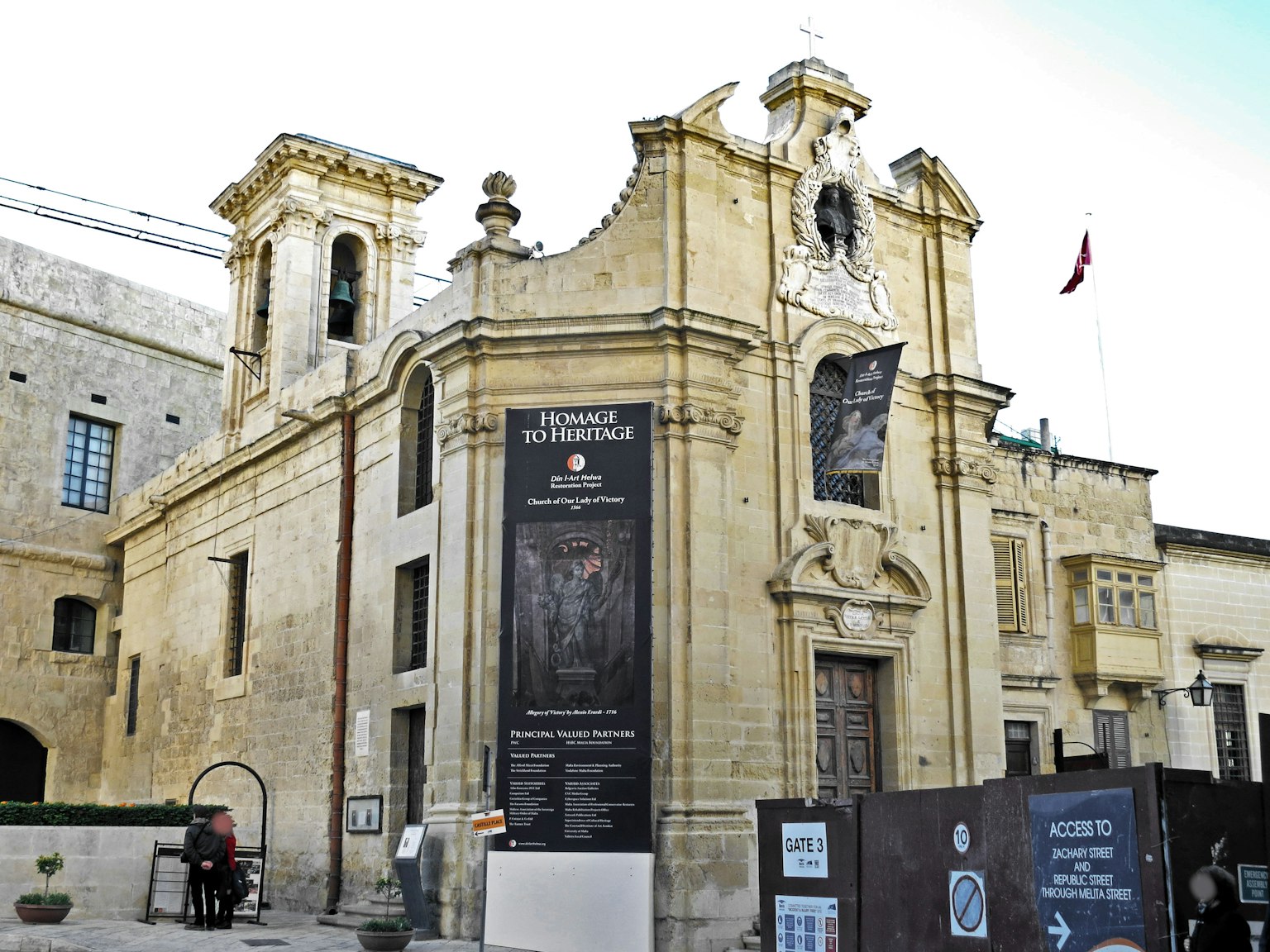 Ngoại thất của một nhà thờ lịch sử ở Valletta với mặt tiền baroque đẹp