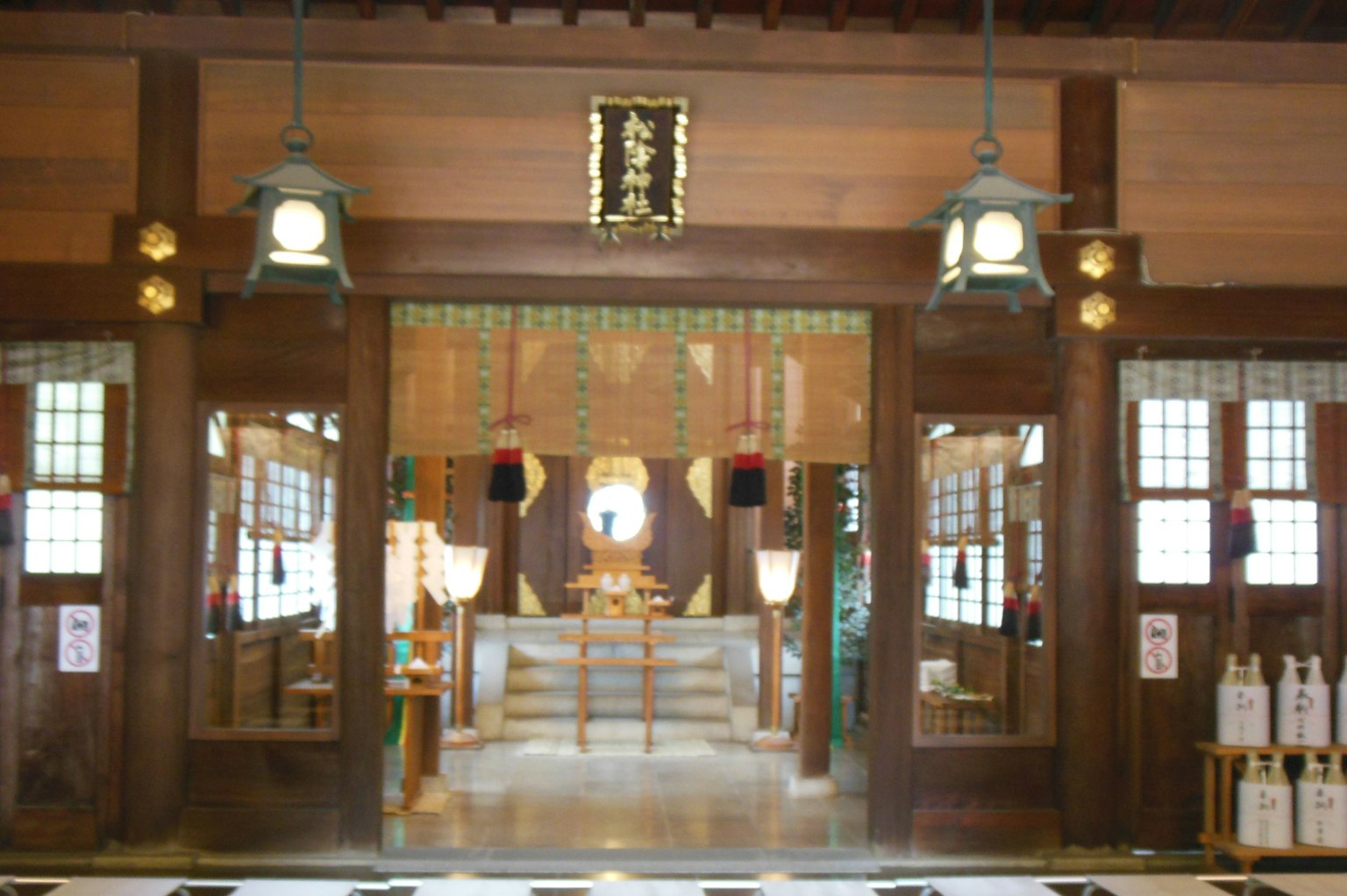 Interior de un santuario con estructura de madera tradicional y decoraciones