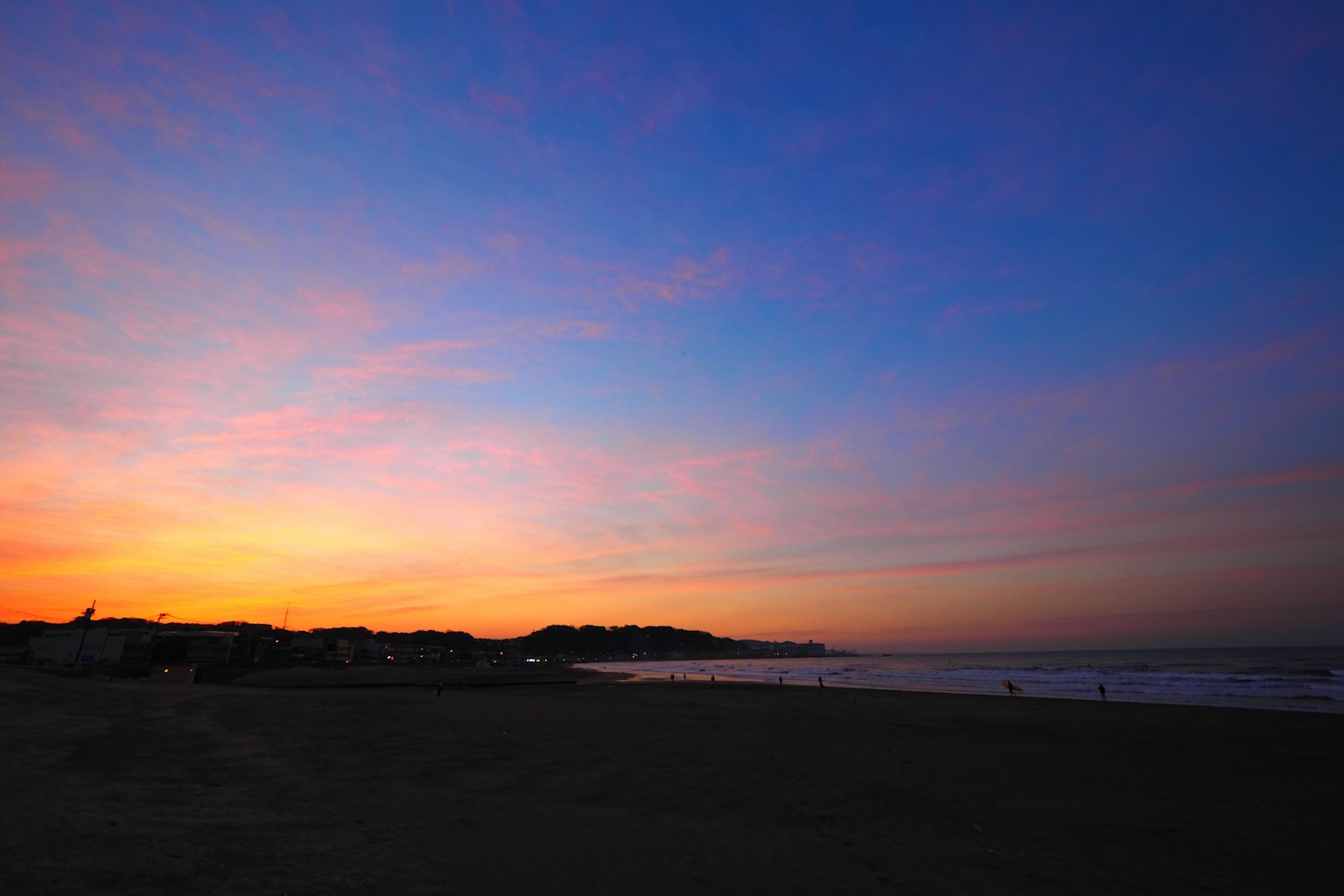 海面上方的多彩日落天空