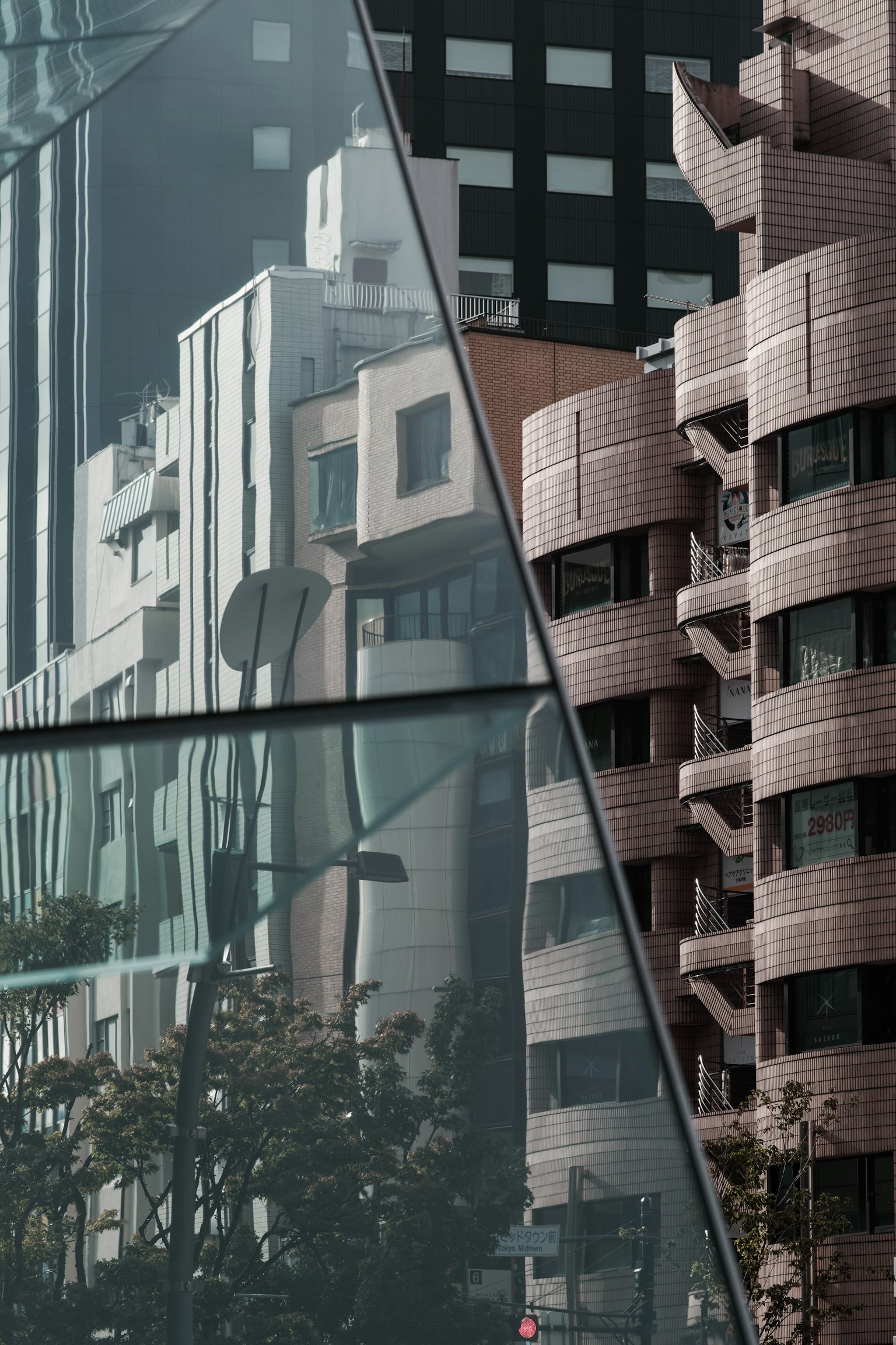 Bâtiments urbains reflétés dans du verre avec un design architectural unique