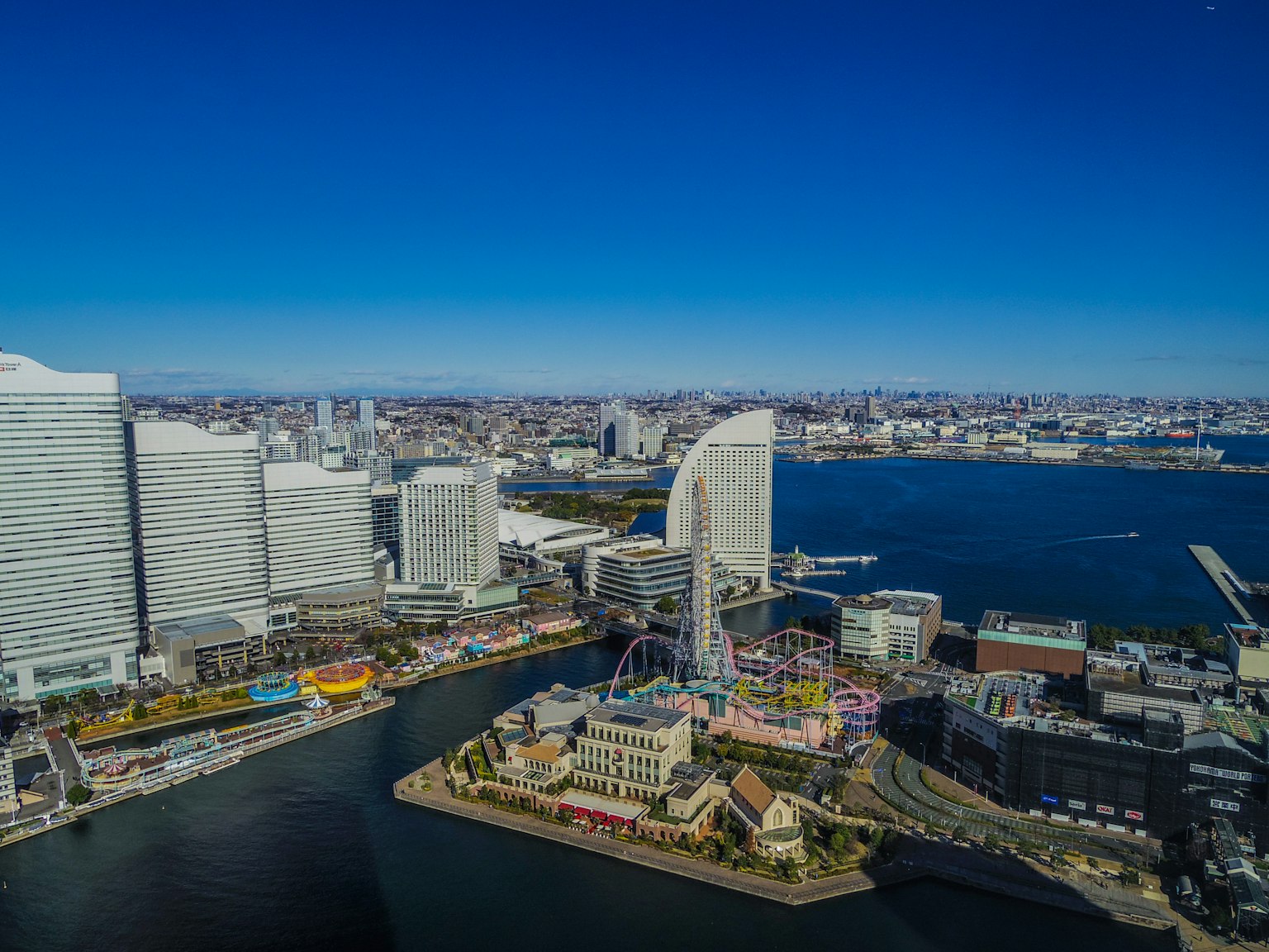 Cảnh quan thành phố Yokohama với bầu trời xanh và cảnh bờ biển