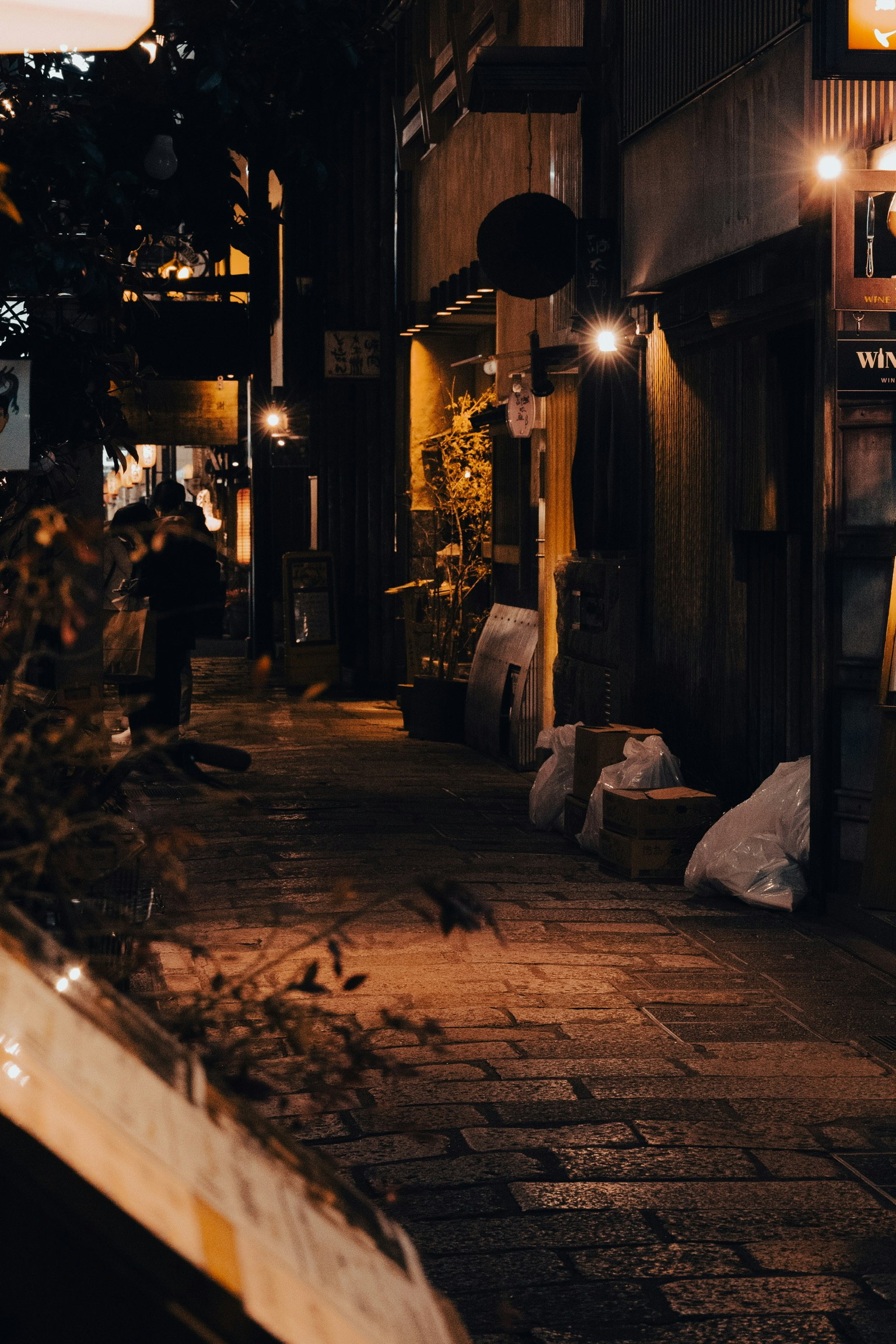 Vicolo tranquillo con illuminazione soffusa e paesaggio urbano notturno