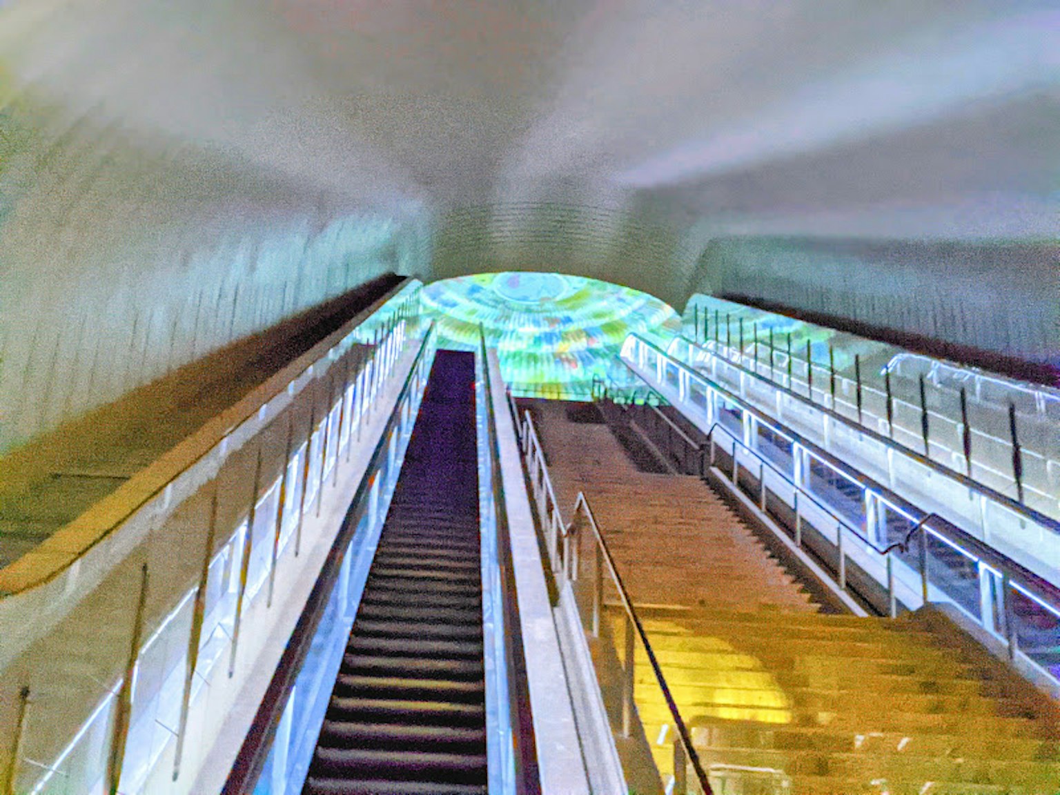 Espace moderne avec des escaliers et un plafond coloré