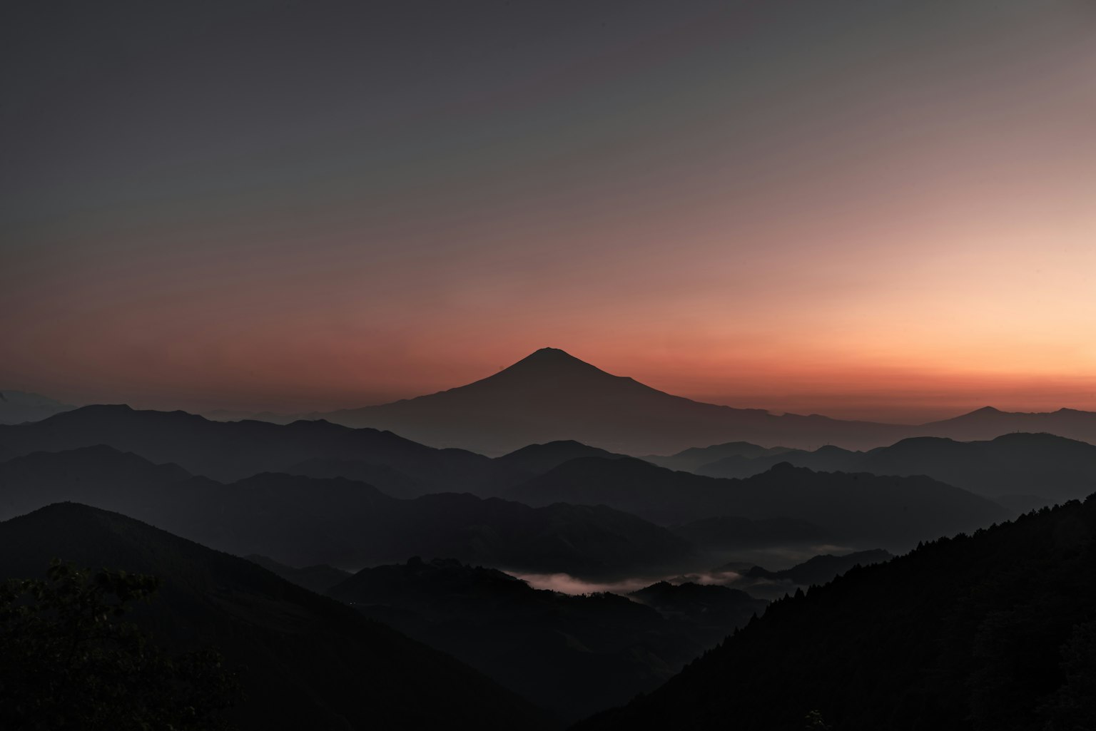 Schöne Landschaft von Bergen und Sonnenuntergang
