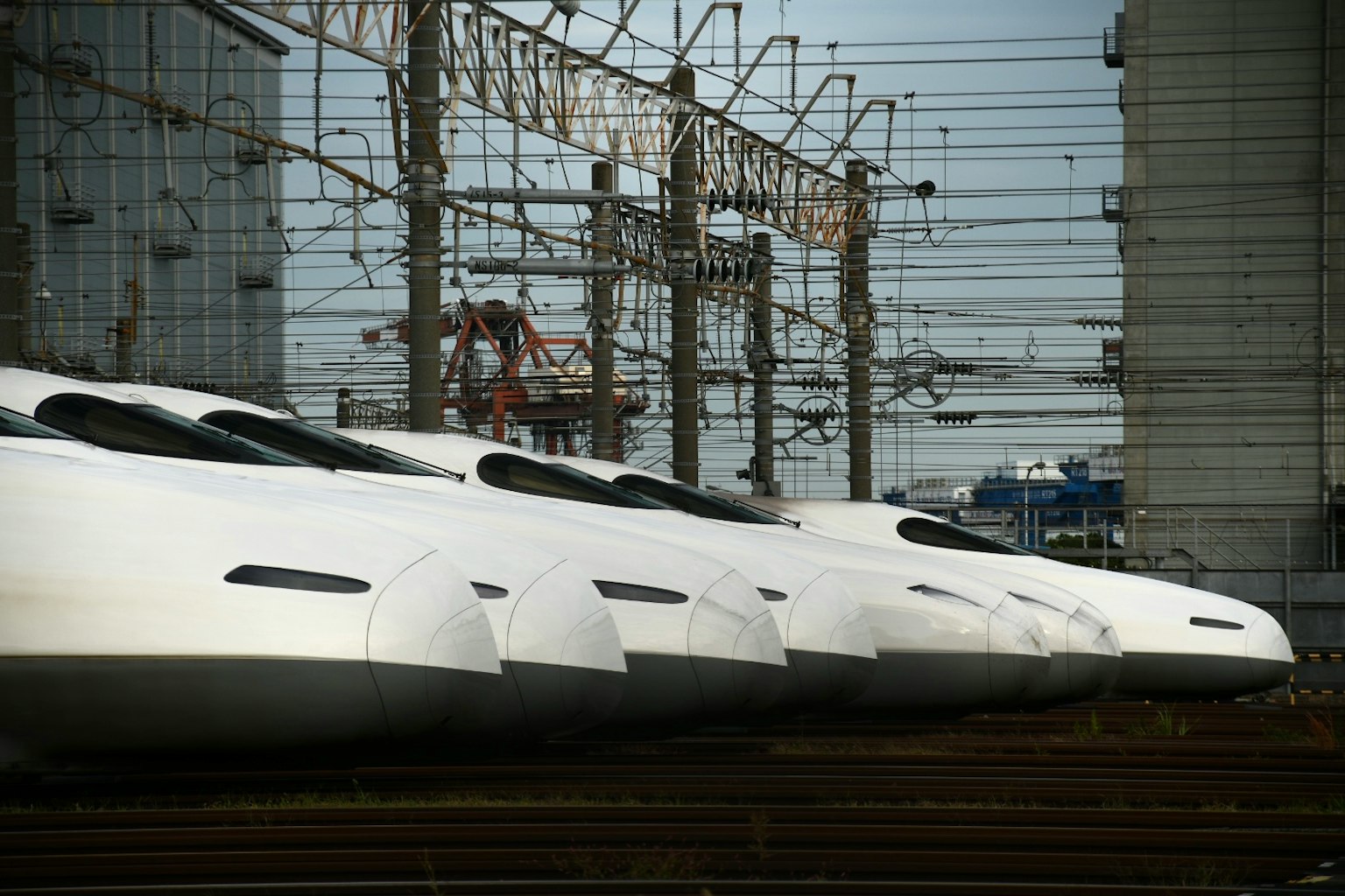 多列新幹線列車在鐵路環境中排列