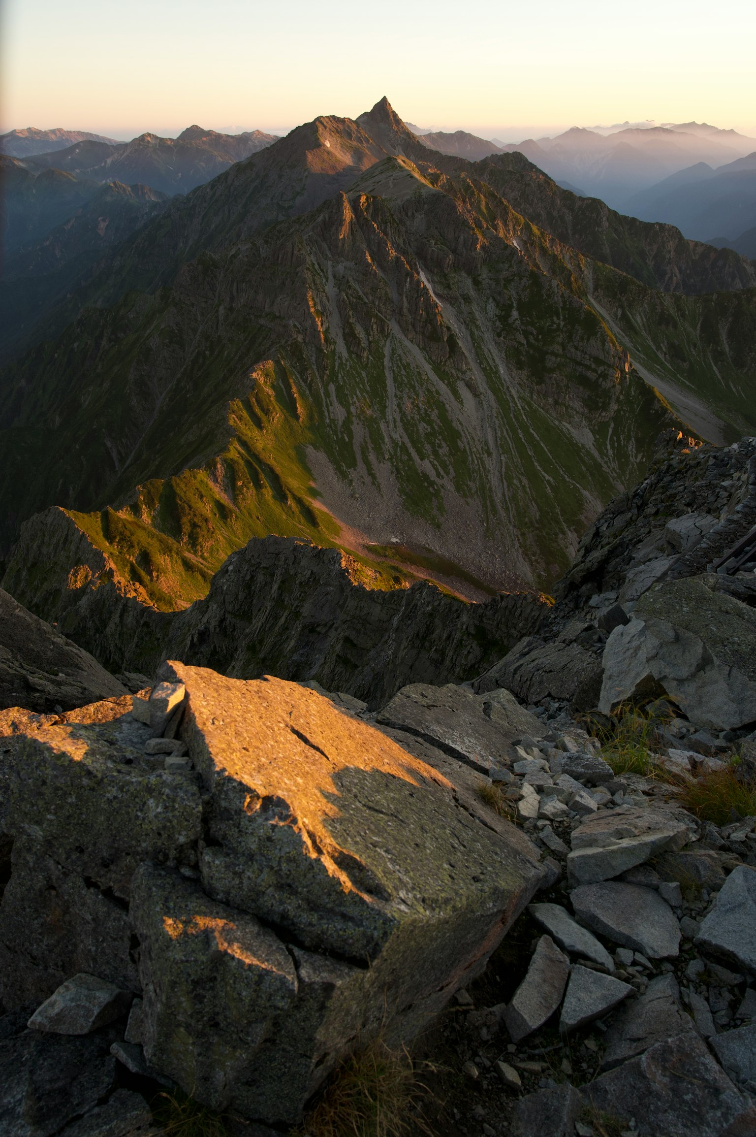夕陽下的山峰與鋸齒狀岩層
