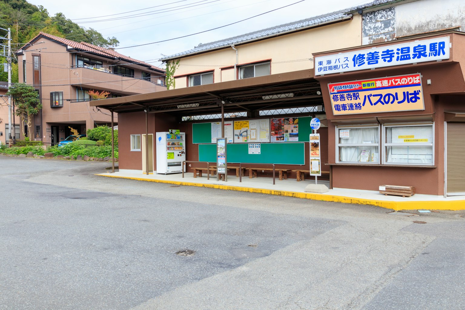 乡村公交车站及周围建筑可见